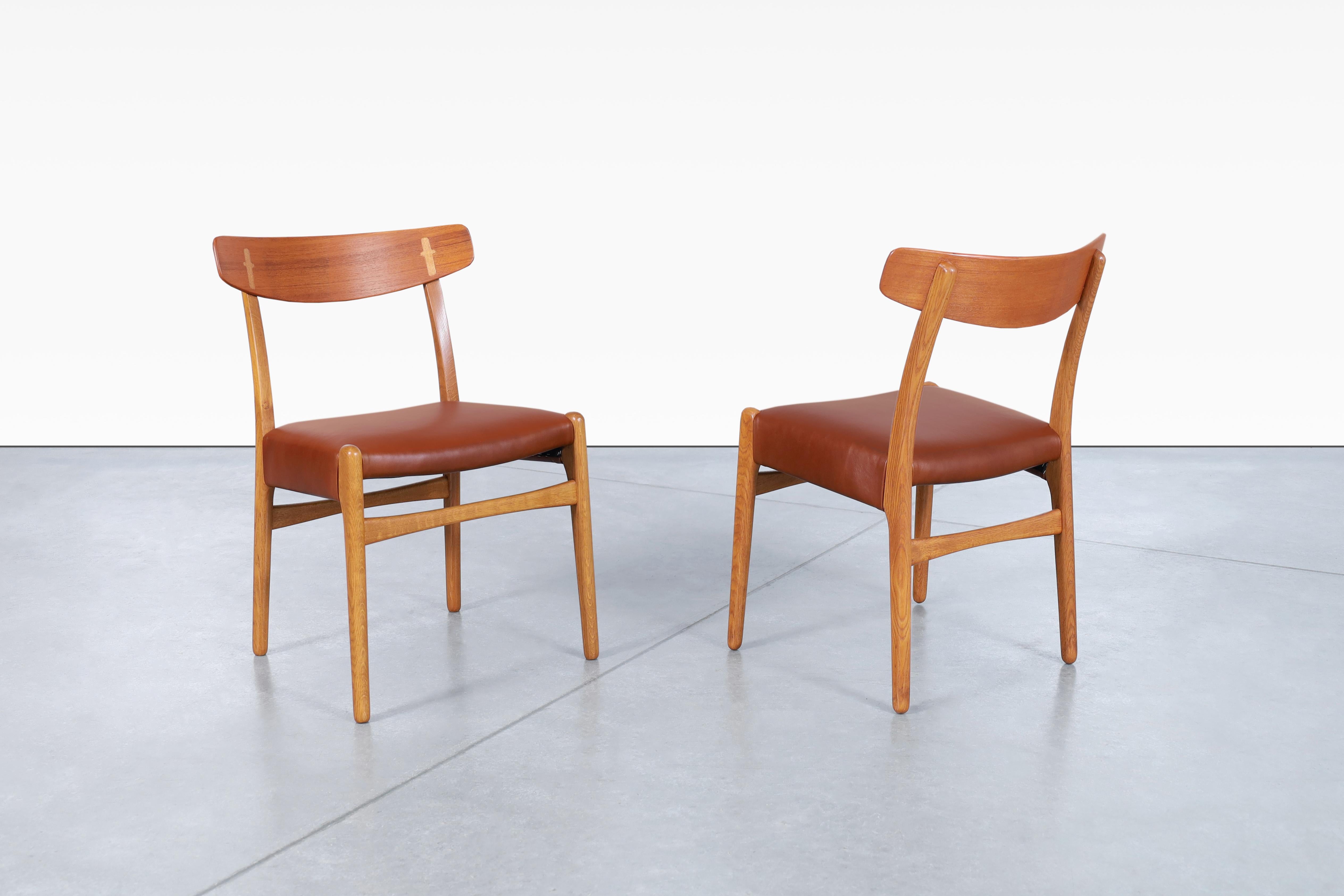 Pelle Sedie da pranzo moderne danesi in pelle CH-23 di Hans J. Wegner in vendita