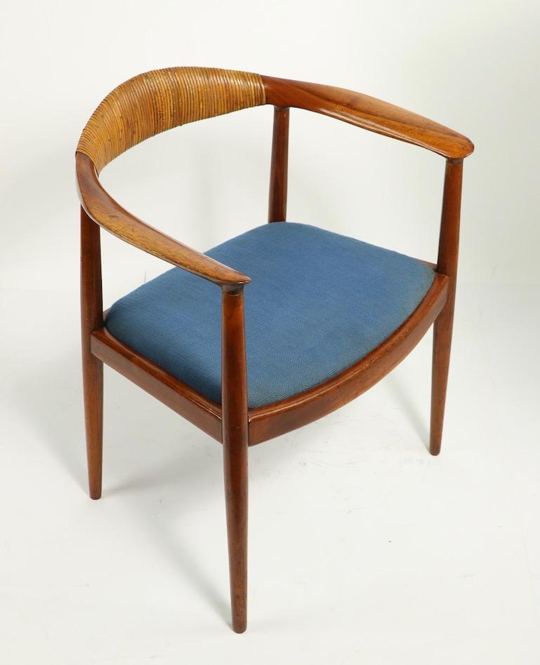 Scandinavian Modern Classic Hans  Wegner Round Chair For Sale