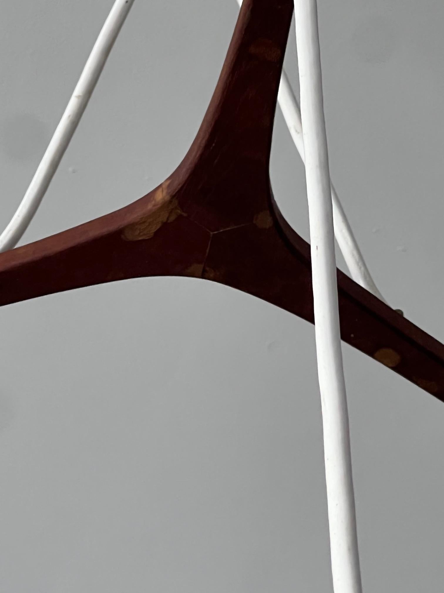 Vetro opalino Lampadario moderno danese in teak e vetro opalino in vendita