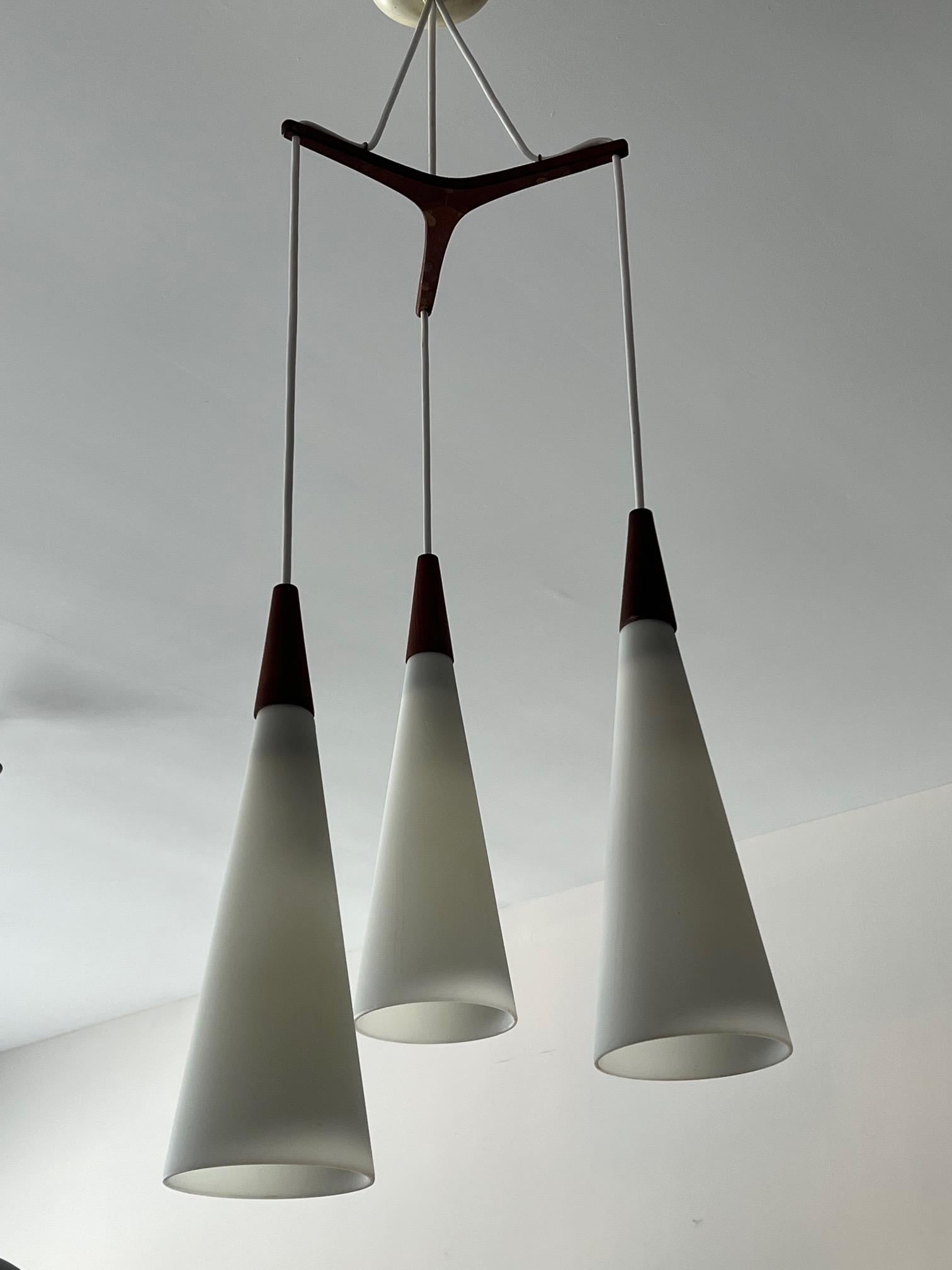 Lampadario moderno danese in teak e vetro opalino in vendita 2