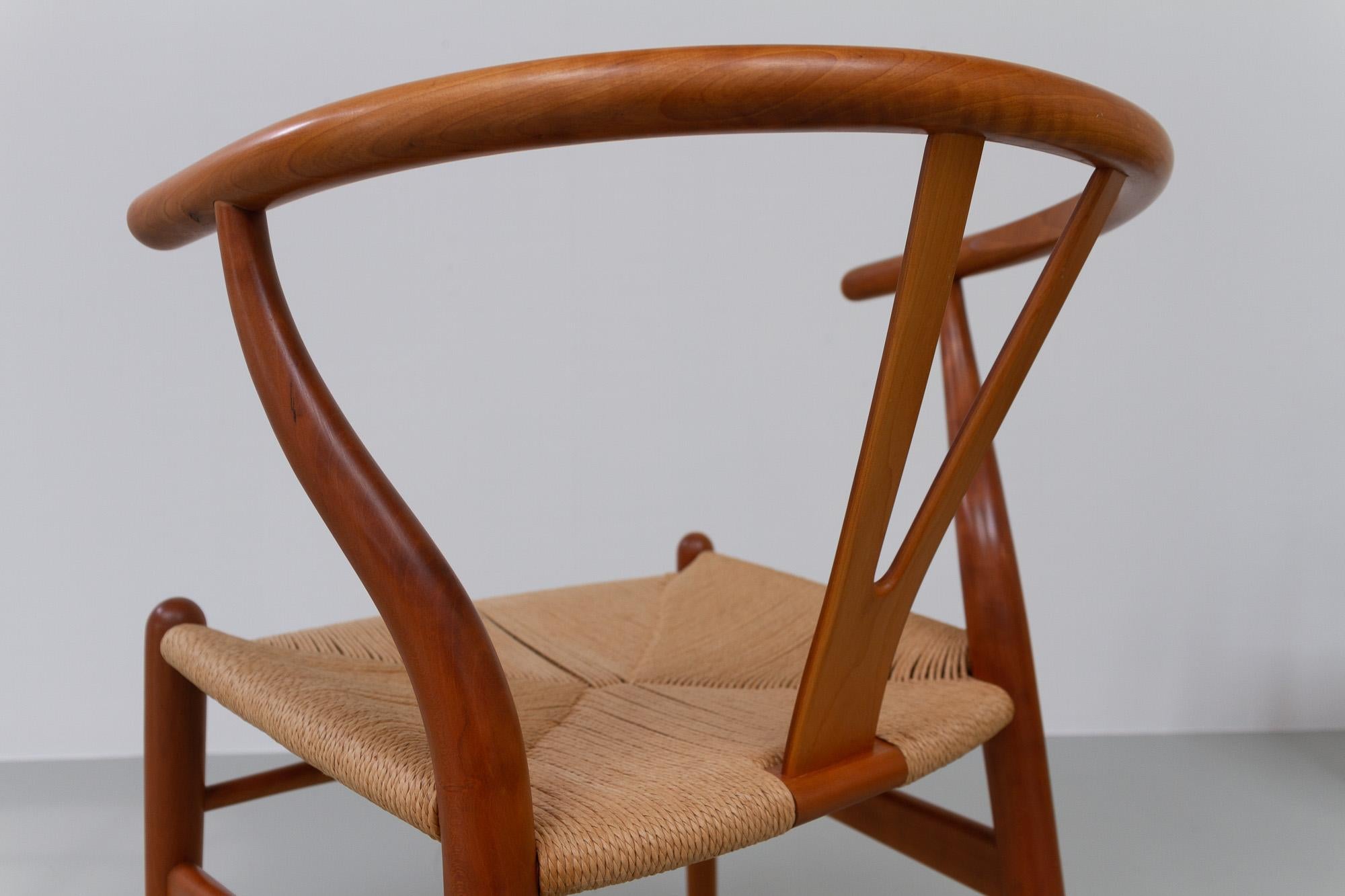Dänische moderne Kirschbaumholz CH24 Wishbone-Stühle von Hans J. Wegner, 1990er Jahre im Angebot 4