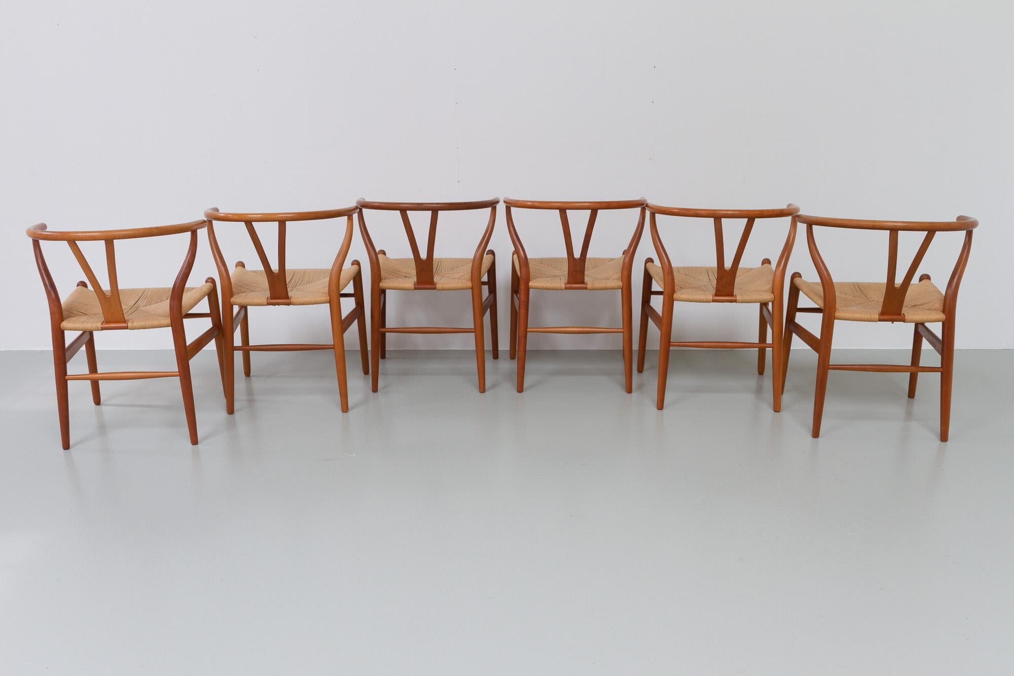 Dänische moderne Kirschbaumholz CH24 Wishbone-Stühle von Hans J. Wegner, 1990er Jahre im Angebot 5