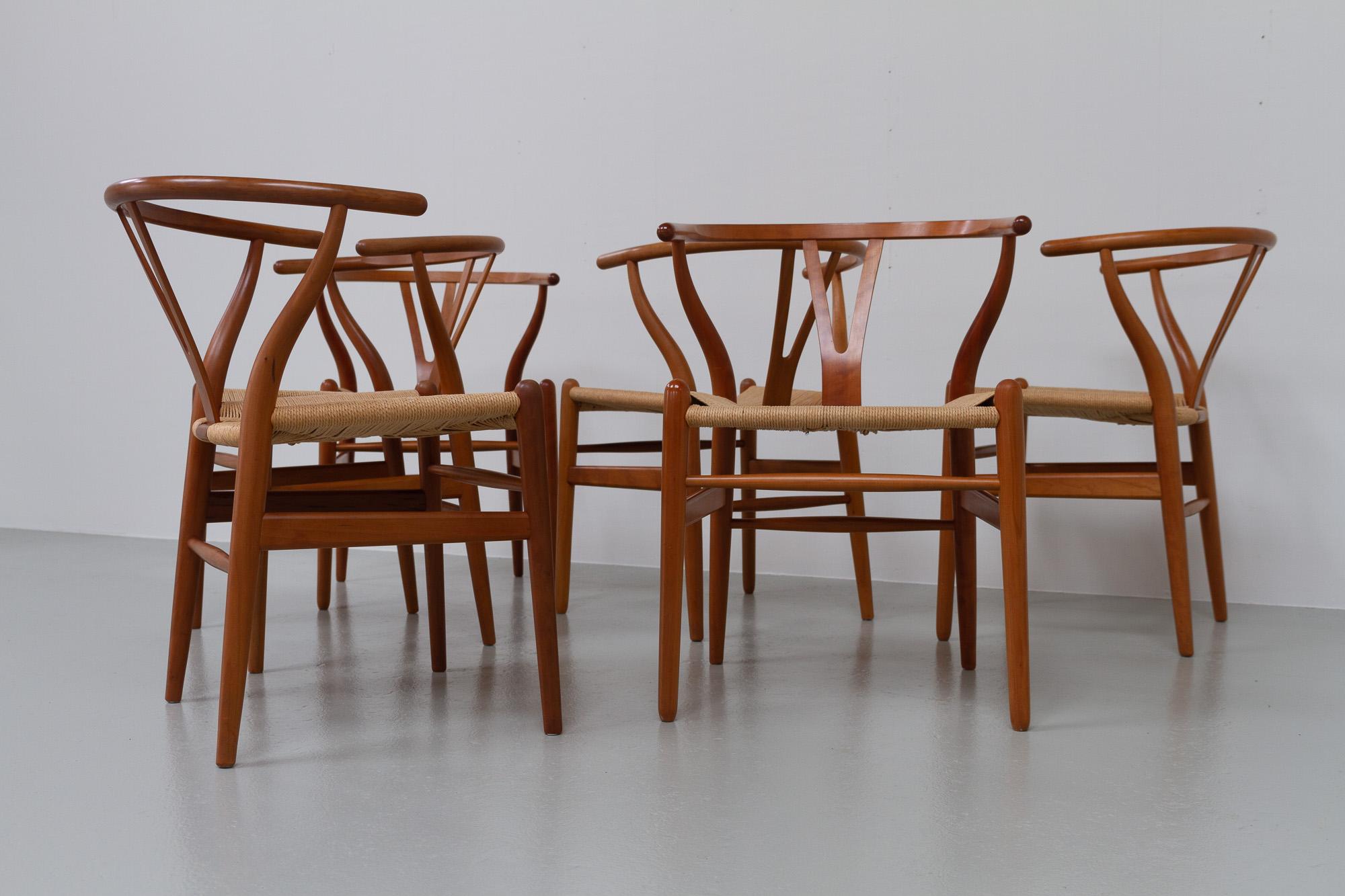Dänische moderne Kirschbaumholz CH24 Wishbone-Stühle von Hans J. Wegner, 1990er Jahre im Zustand „Gut“ im Angebot in Asaa, DK