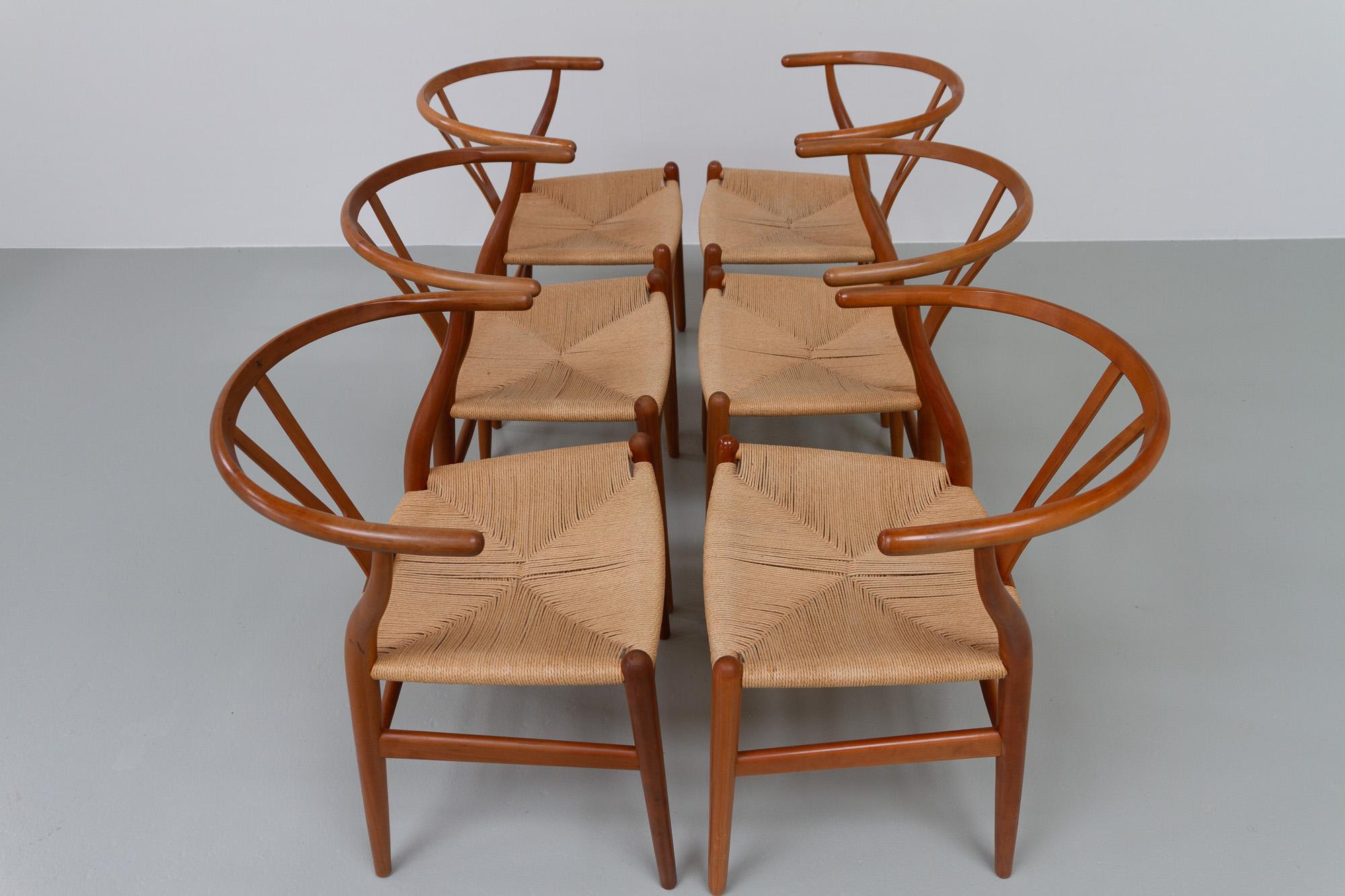 Dänische moderne Kirschbaumholz CH24 Wishbone-Stühle von Hans J. Wegner, 1990er Jahre (Kirsche) im Angebot