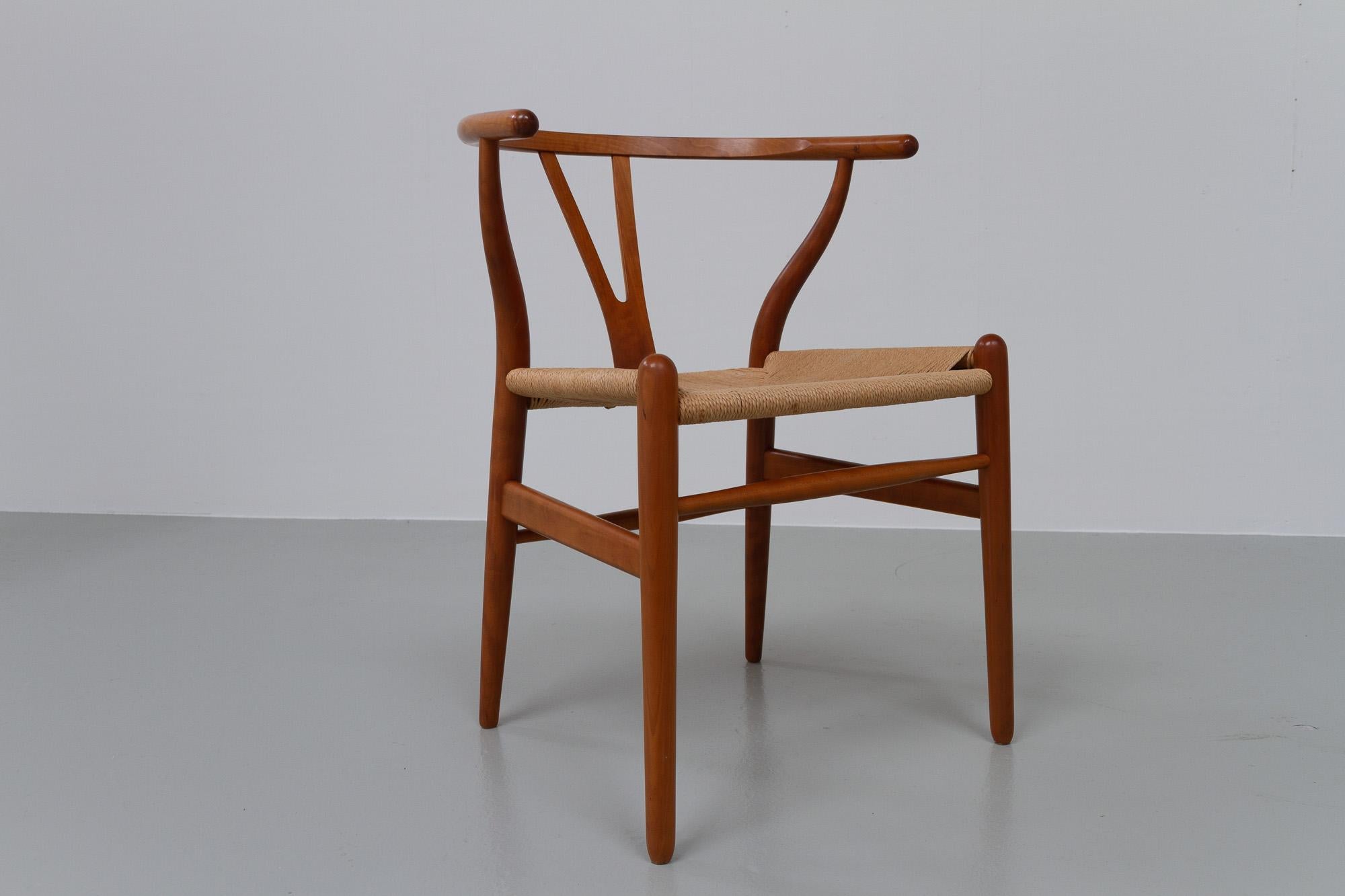 Dänische moderne Kirschbaumholz CH24 Wishbone-Stühle von Hans J. Wegner, 1990er Jahre im Angebot 2