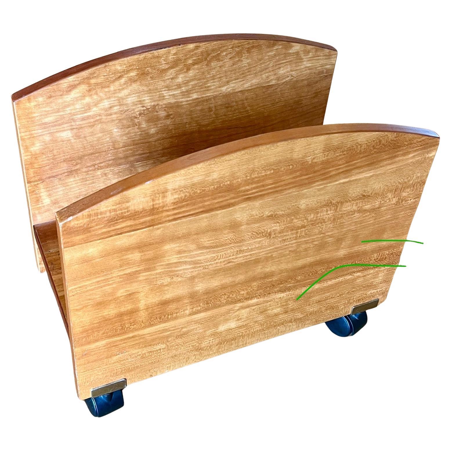 Scandinave moderne Porte-revues moderne danois en cerisier sur roulettes par Levenger en vente