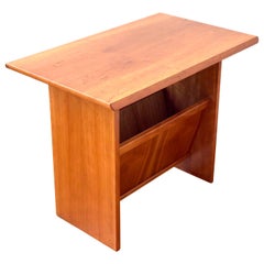 Table moderne danoise en bois de cerisier avec porte-revues et porte-fiches