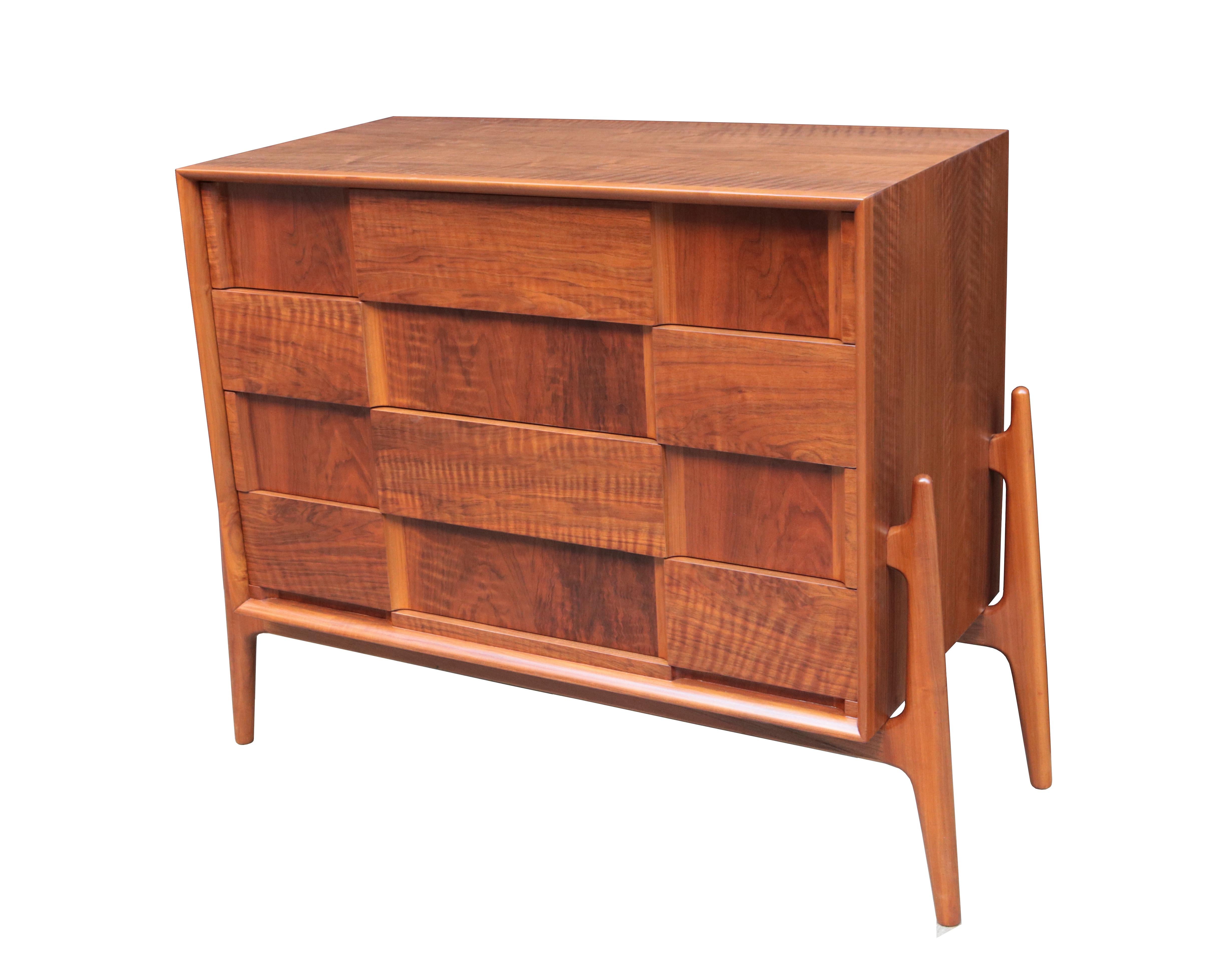 A Danish modern chest of drawers in teak.
Designed by Jørgen Clausen for Brande Møbelfabrik.