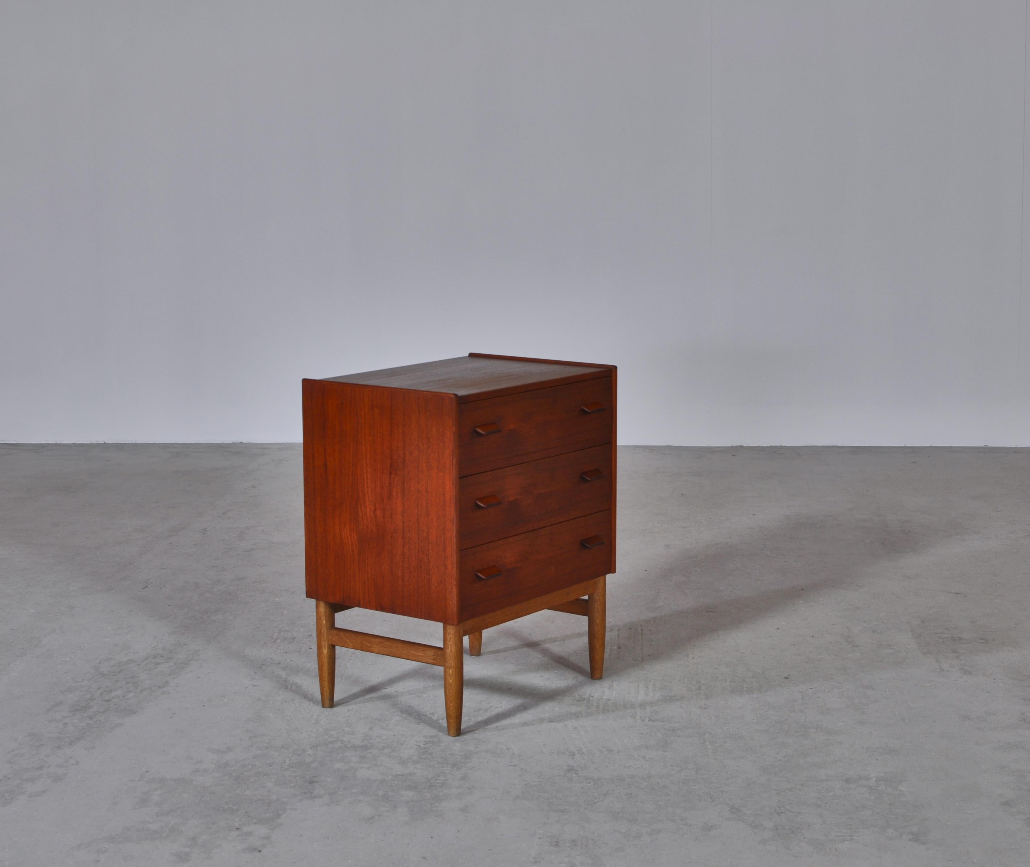 Danish Modern Chest of Drawers in Teak and Oak by Poul Volther, 1950s In Good Condition In Odense, DK