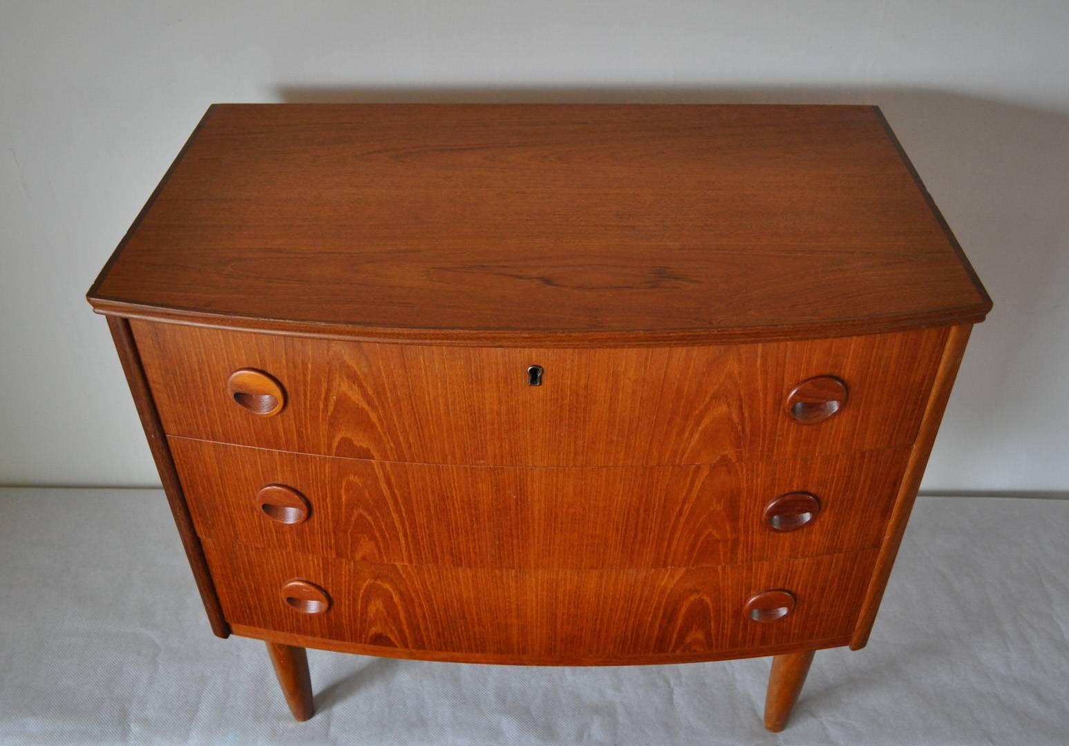 Oak Danish Modern chest of drawers in teak veneer with three drawers