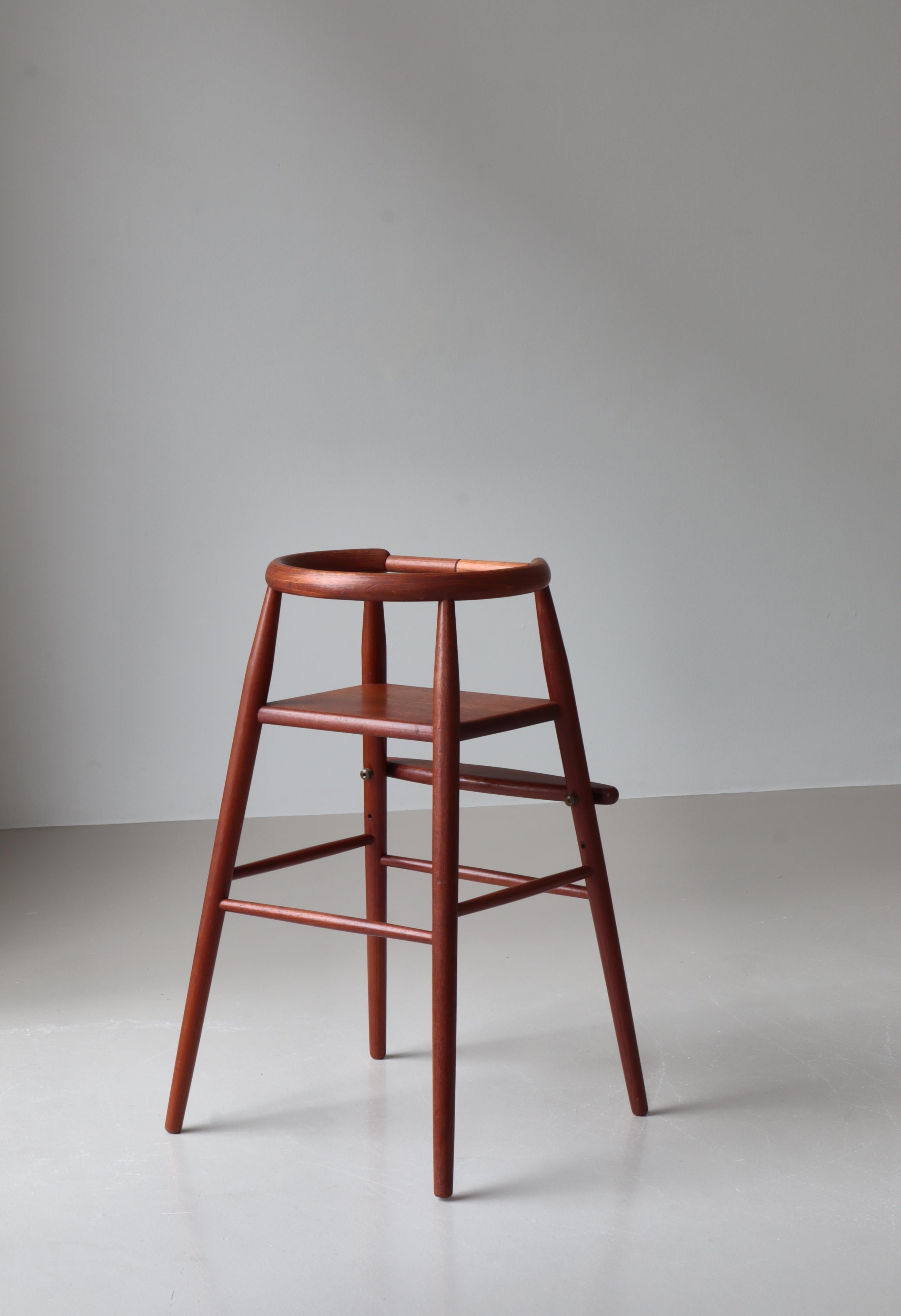 Danish Modern Children's Chair by Nanna Ditzel in Teakwood, Kolds Savværk, 1950s In Good Condition For Sale In Odense, DK
