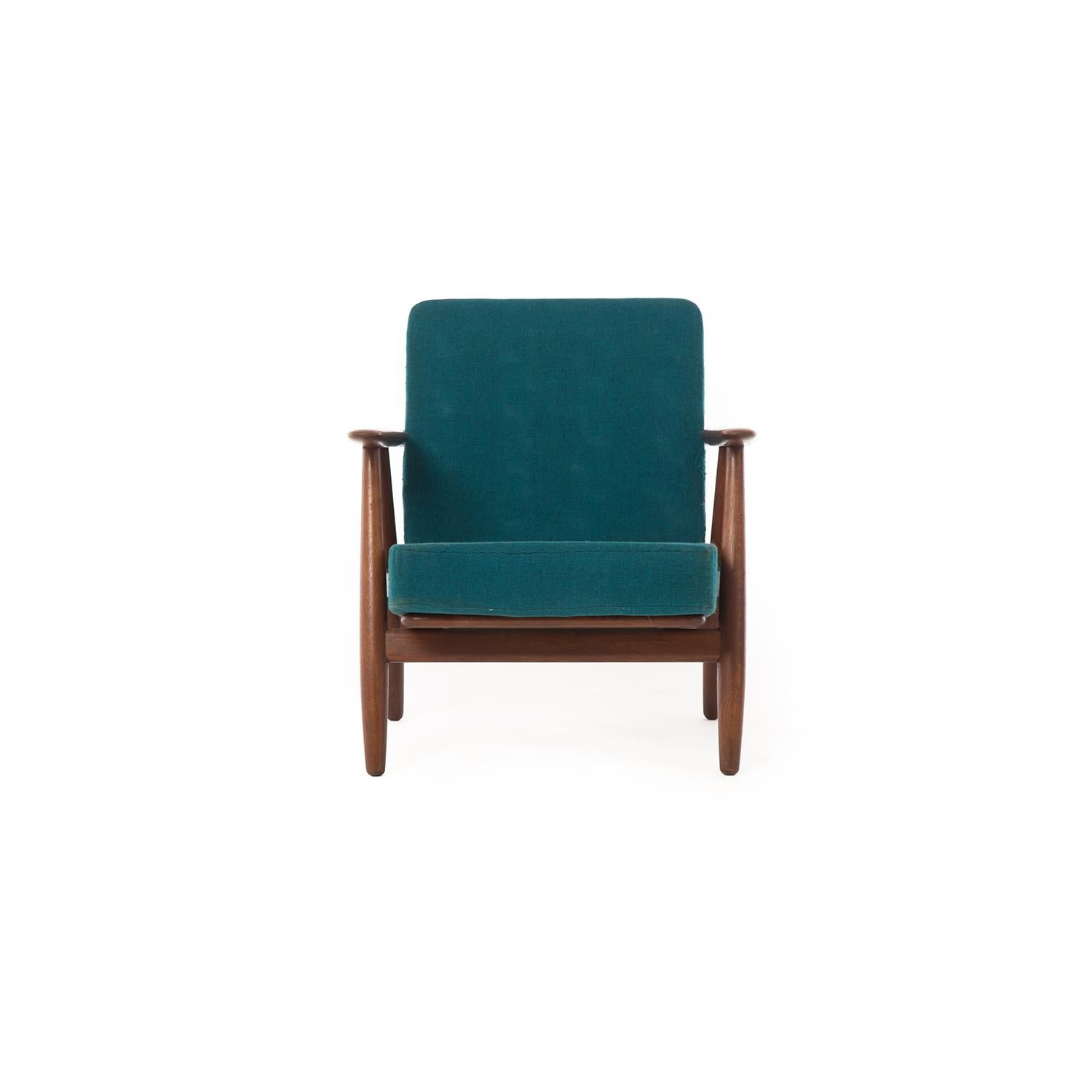With sculpted armrests and angled legs, the GE-240 chair design is one of Wegner‘s most comfortable lounge chairs. This set of oak Hans Wegner lounge chairs have their original spring cushions upholstered in an ocean colored textile.


Professional,