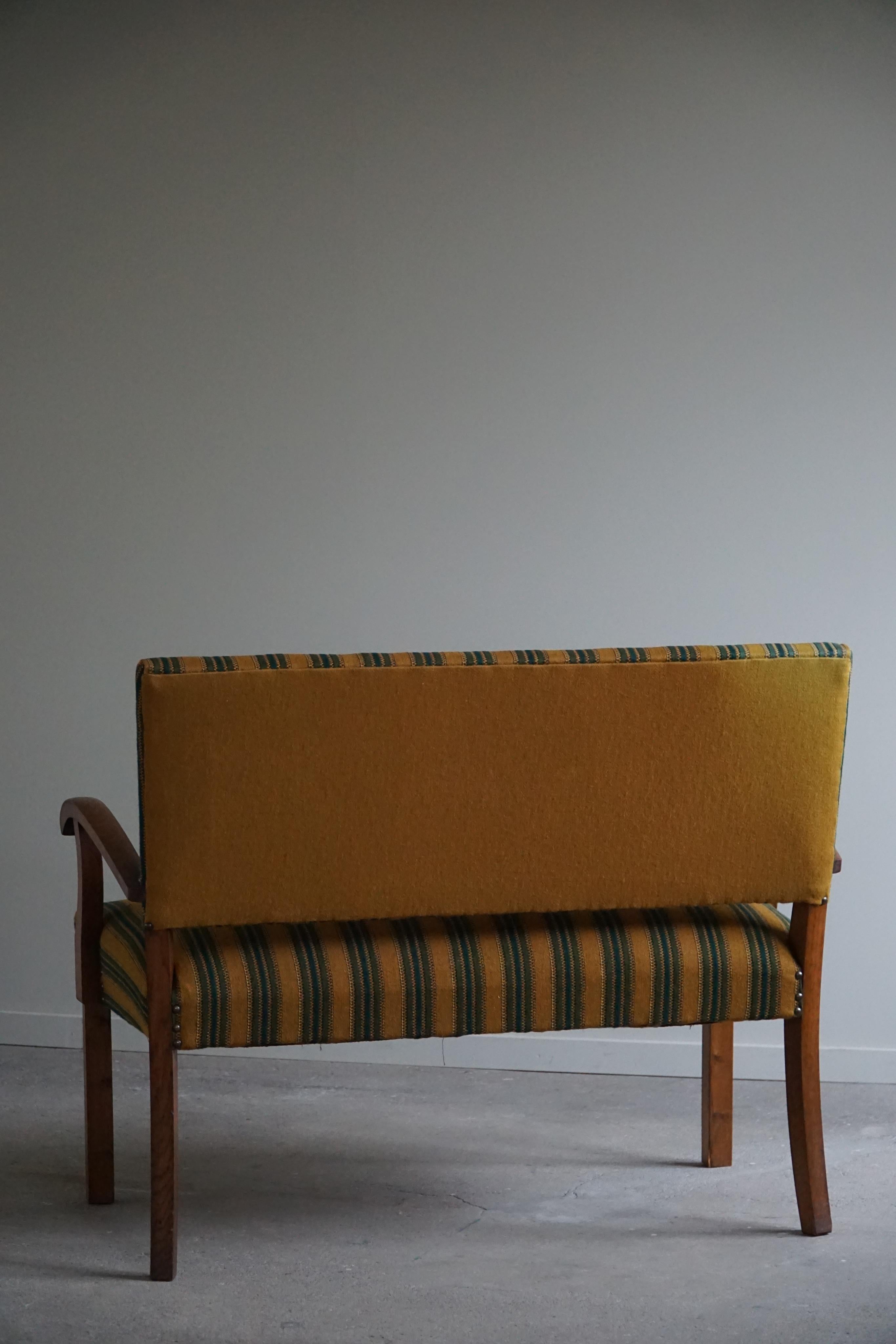Divano classico moderno danese a due posti in Oak e tessuto, anni '30 In condizioni buone a Odense, DK