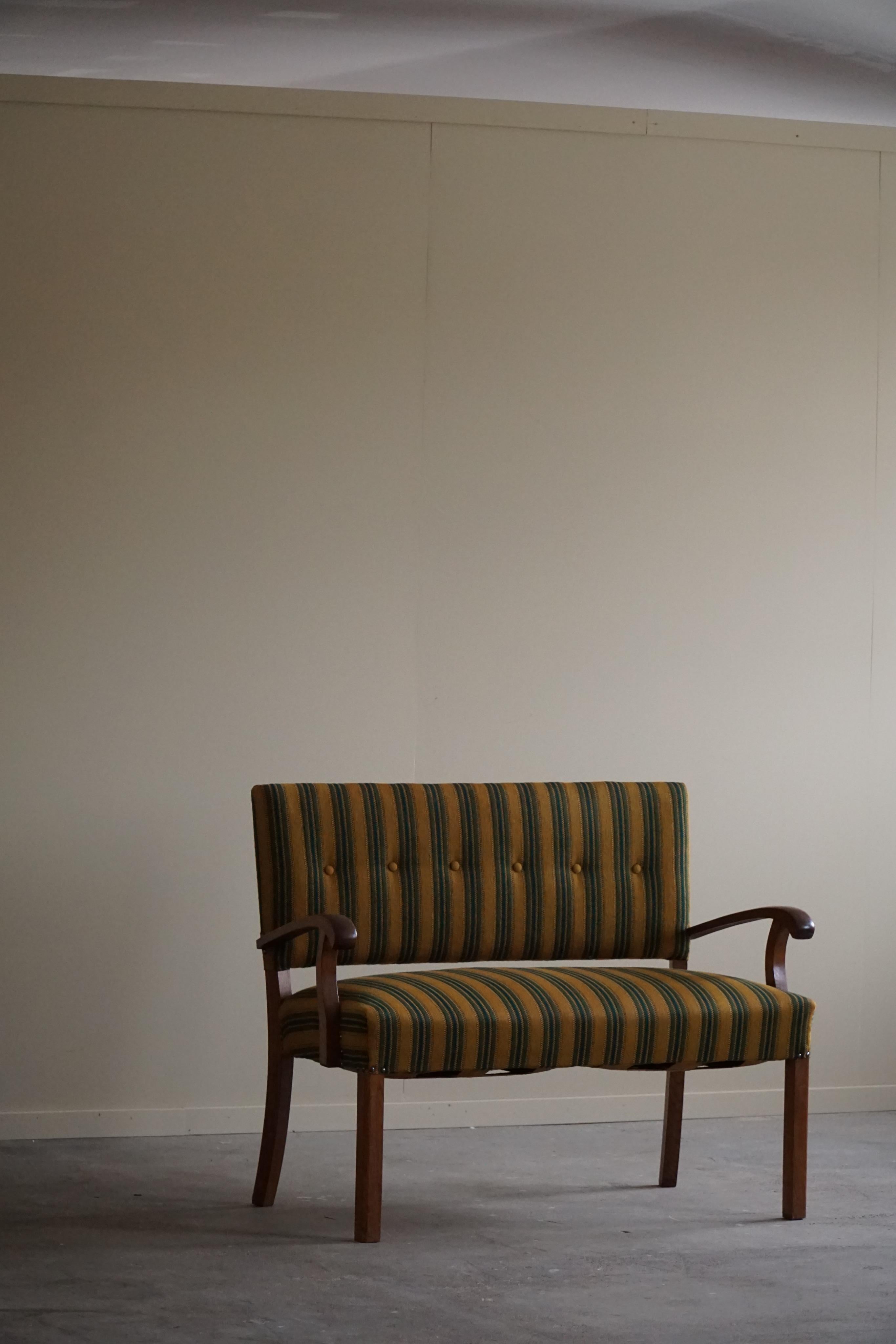 XX secolo Divano classico moderno danese a due posti in Oak e tessuto, anni '30