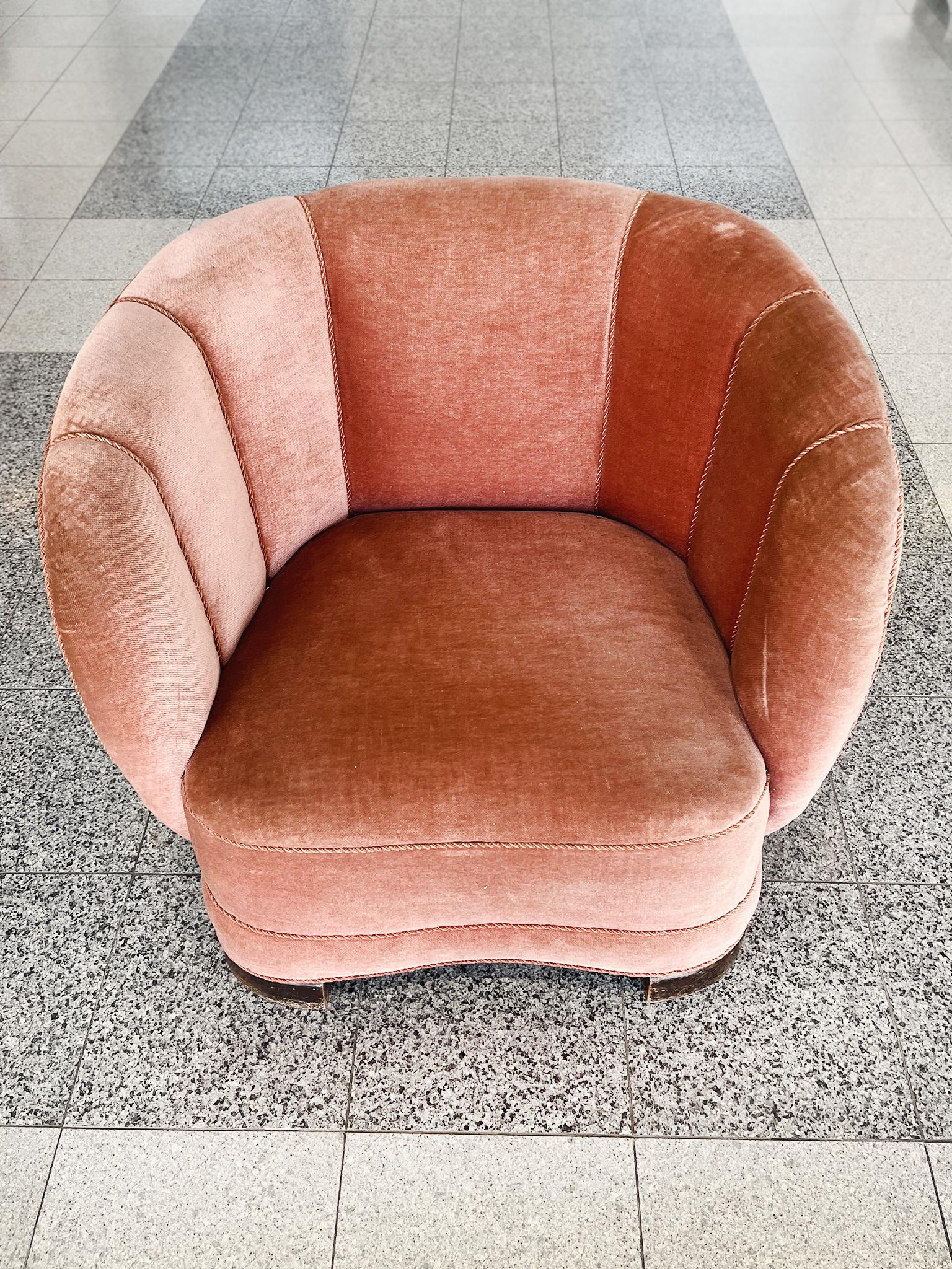 Danish Modern Club Chair in the Style of Viggo Boesen In Good Condition For Sale In New York, NY