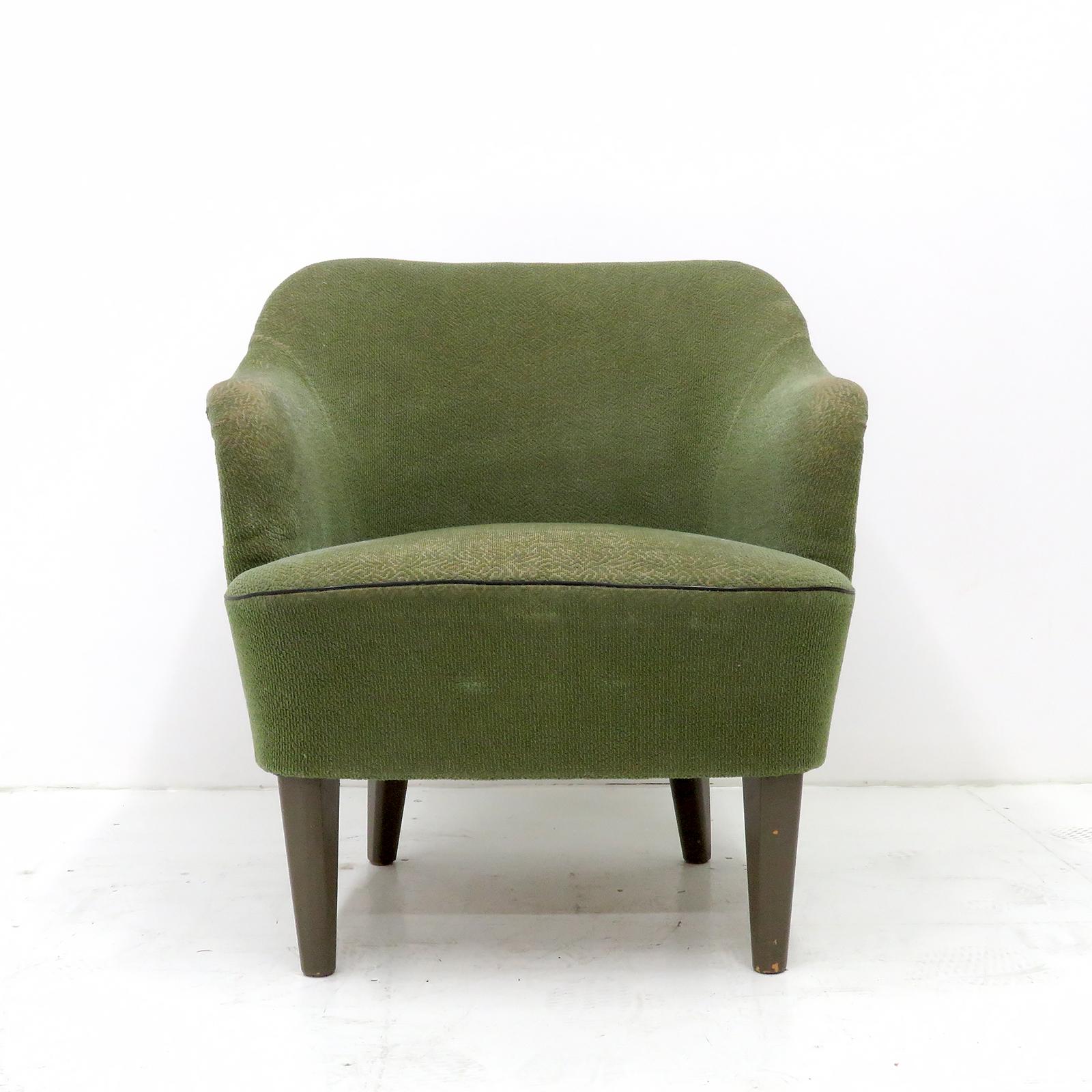 Elégants fauteuils club modernes danois, 1940, corps original rembourré en olive sur un cadre en bois de hêtre massif avec une structure d'assise à ressorts attachés à la main, prêts à être rembourrés. 

Le prix est fixé à un ensemble de 2.