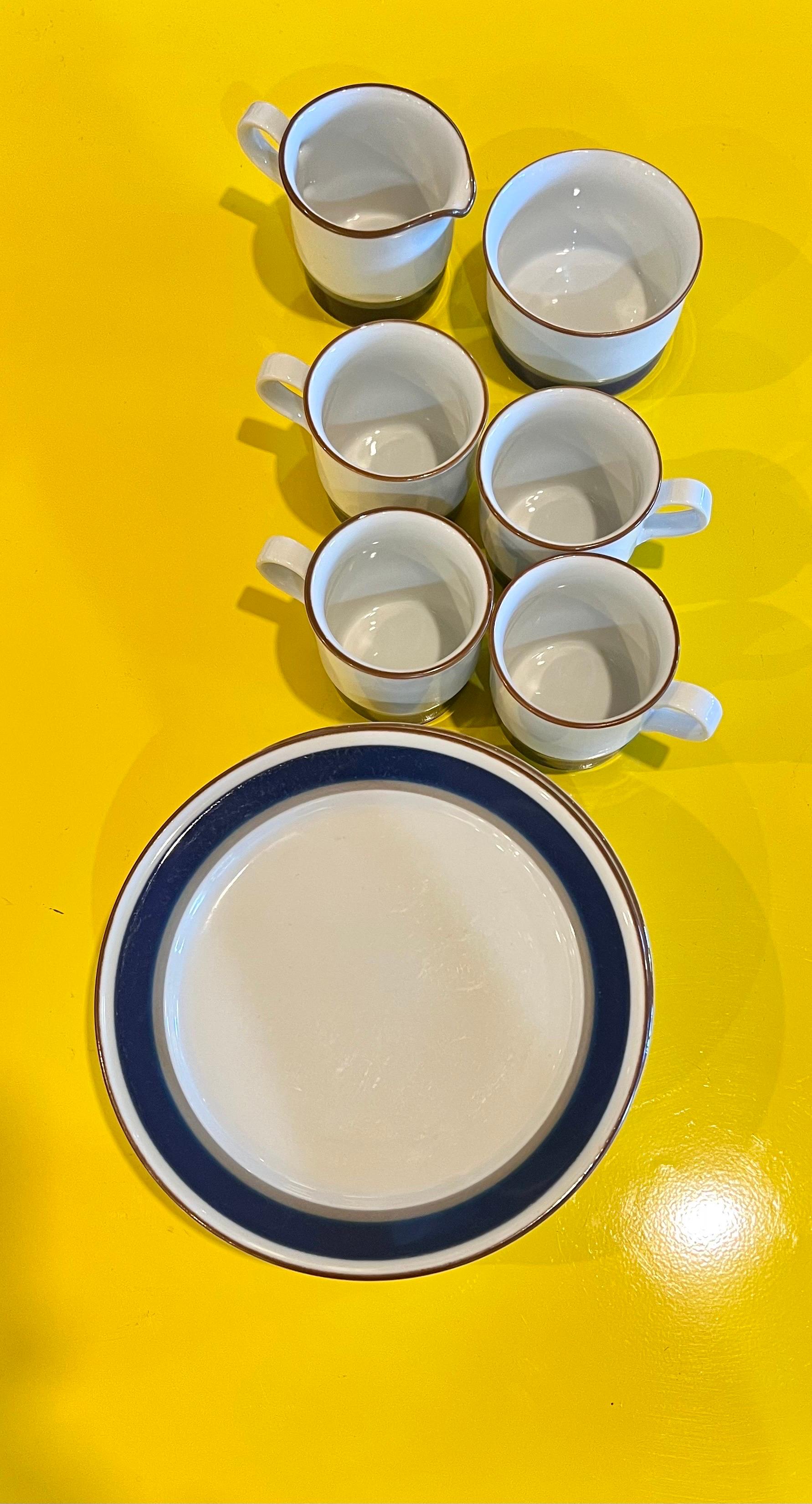 Schönes elegantes Set für 4 Personen, mit 4 Desserttellern, 4 Kaffeetassen, Zucker und Milchkännchen um 1950, handbemalt in Norwegen, in sehr gutem Zustand, keine Chips oder Risse.