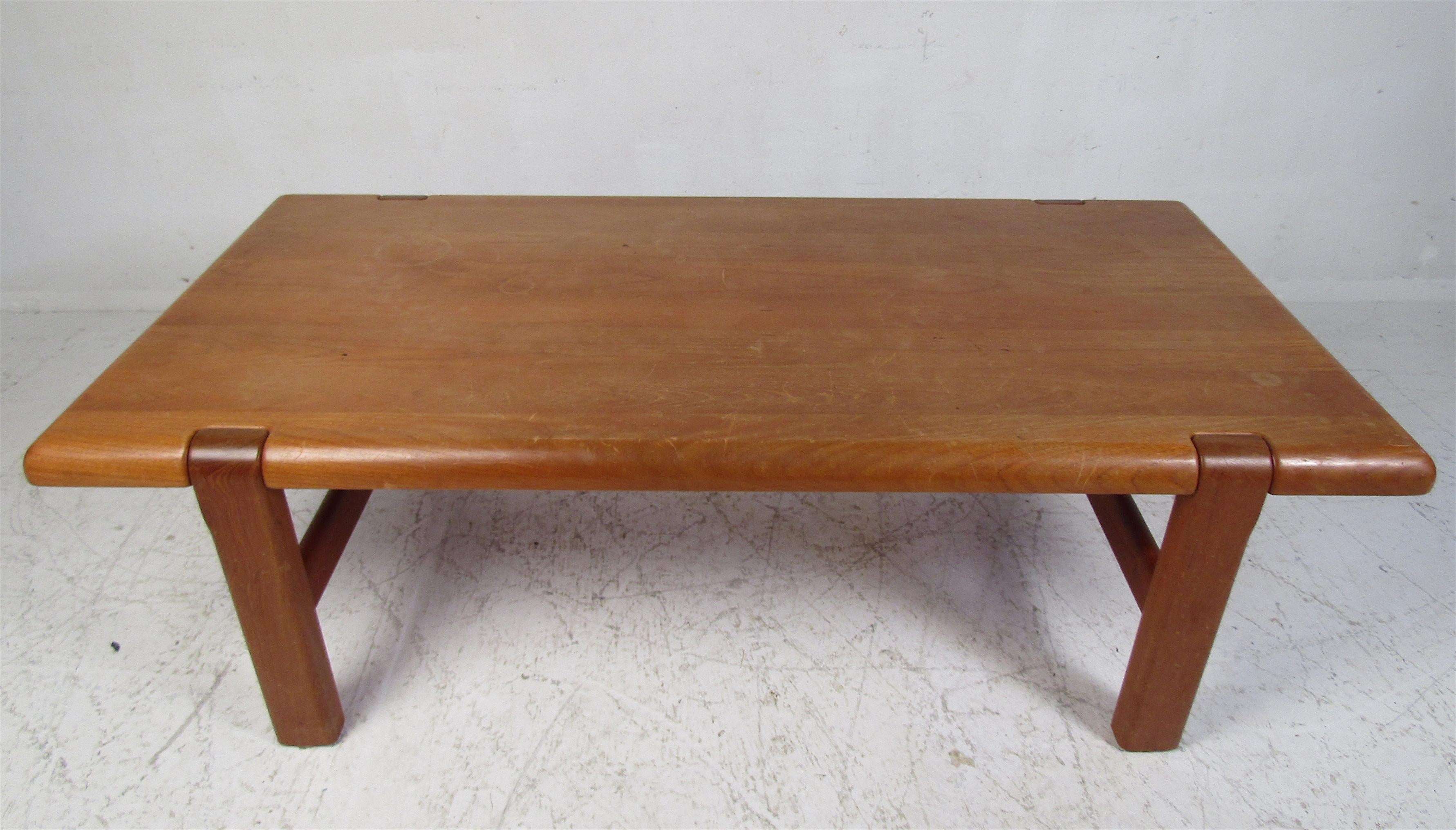 Une table basse moderne du milieu du siècle dernier par Niels Back. Design épuré avec une riche finition en teck. Un centre de table élégant et solide pour tout type de décor. Veuillez confirmer la localisation de l'article (NY ou NJ).
