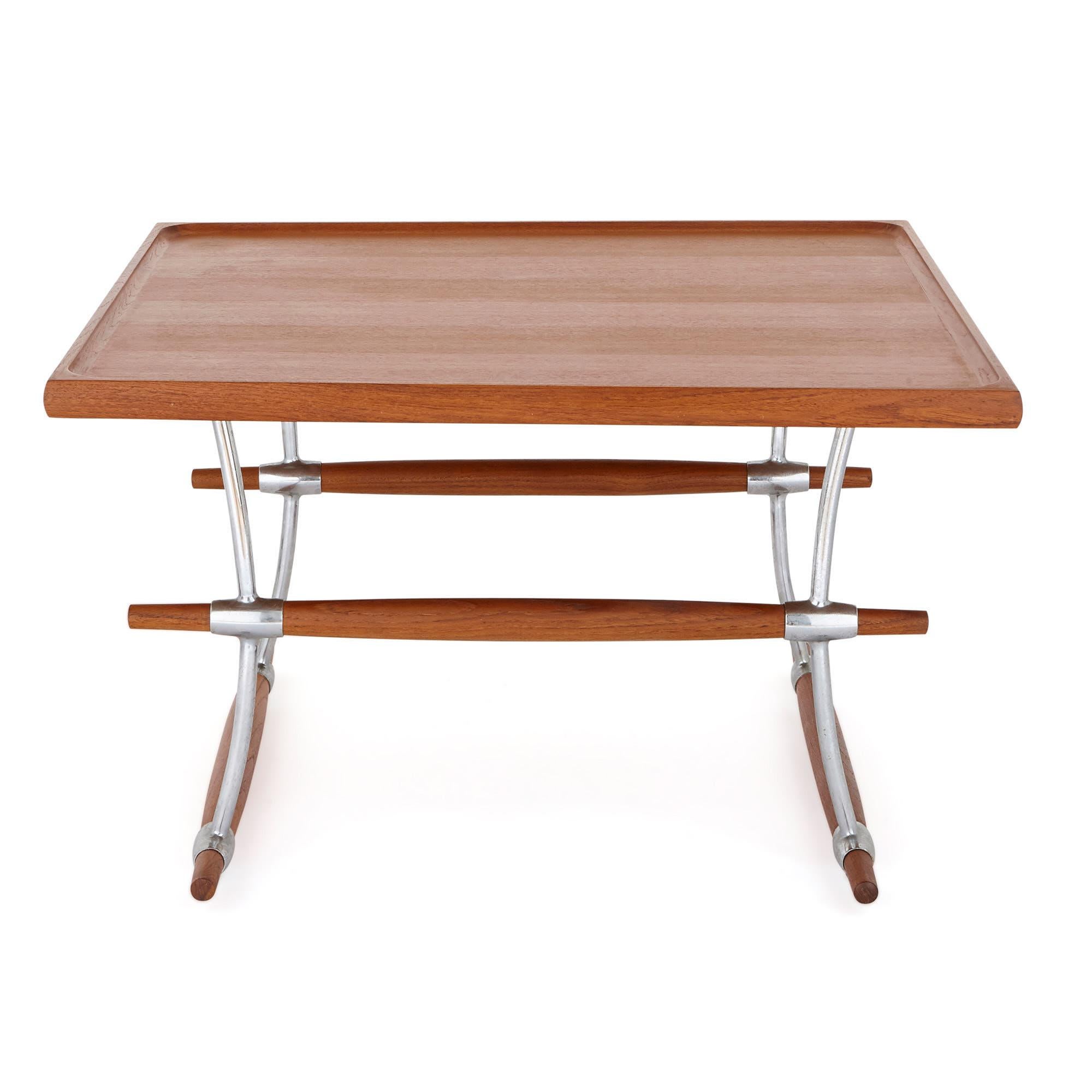 Cette table basse élégante a été créée par le célèbre designer Jens Harald Quistgaard (danois, 1919-2008). Quistgaard a été le designer en chef d'une société américaine appelée Dansk Designs pendant une trentaine d'années à partir de 1954. Il a été