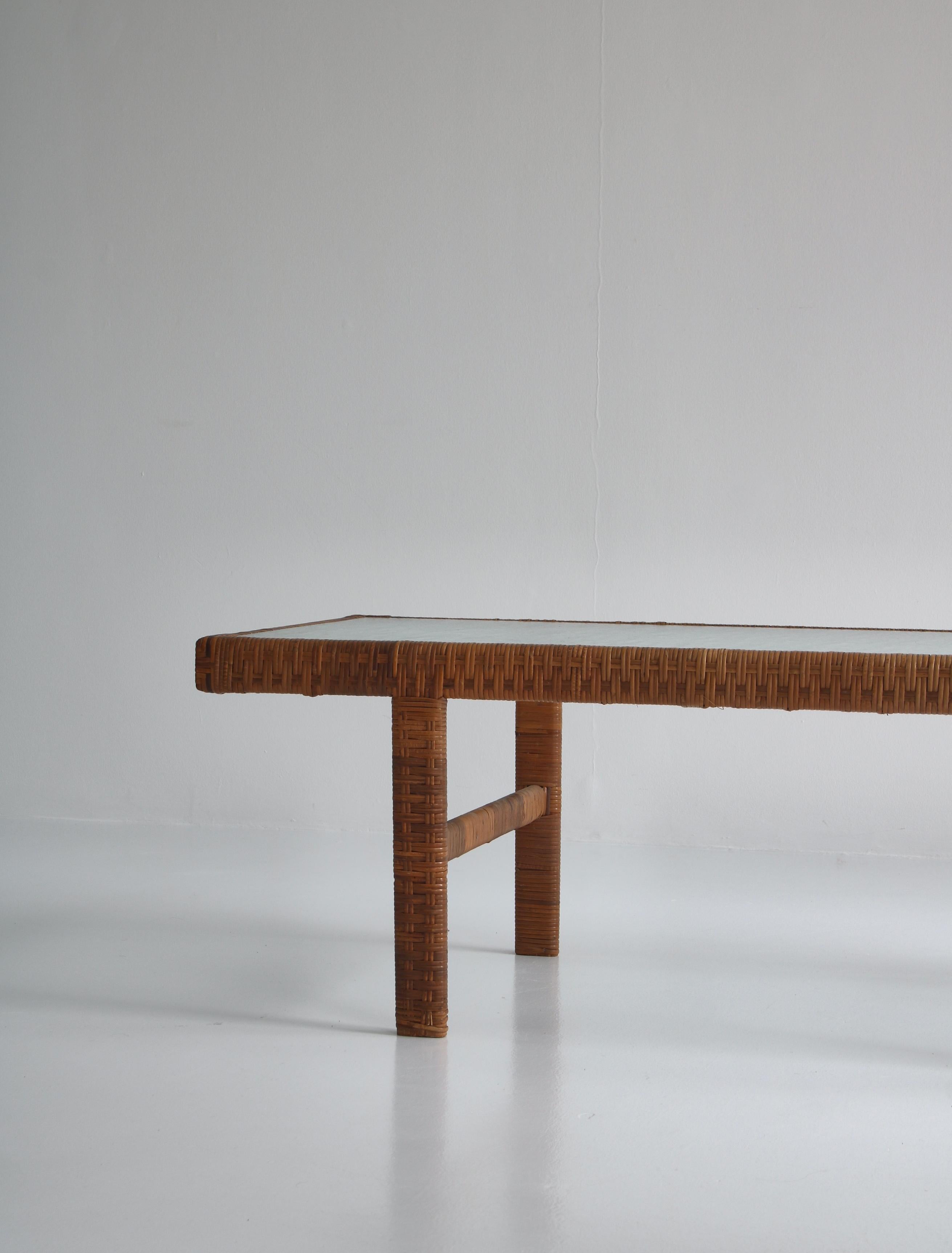 Danish Modern Coffee Table by R. Wengler in Rattan Cane and Matt Glass, 1940s In Good Condition For Sale In Odense, DK