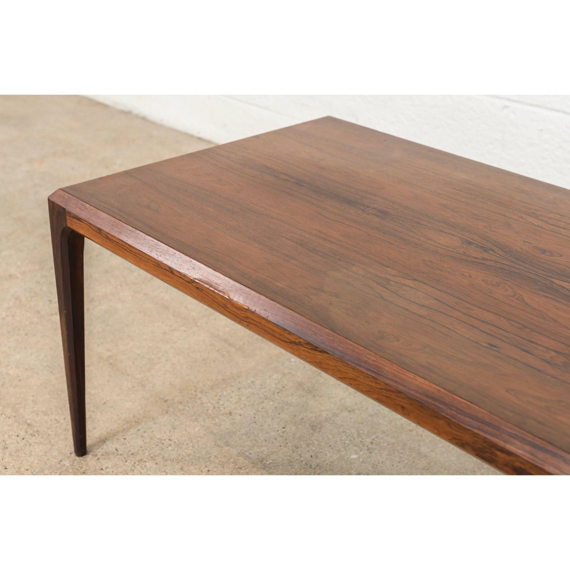 Table basse moderne danoise en bois de rose de Johannes Andersen, années 1960 en vente 1