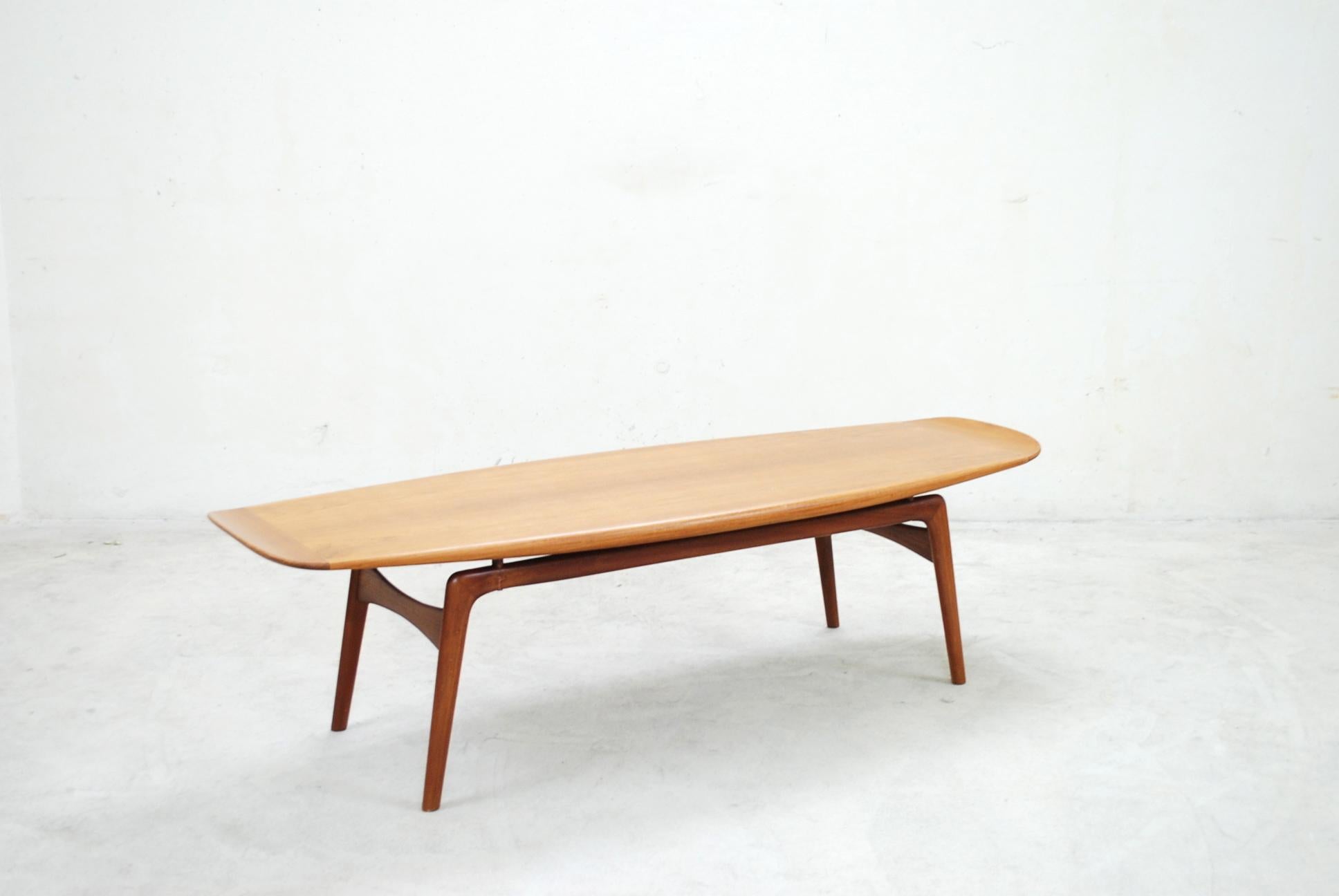 Danish Modern coffee table in teak wood.
It has a sculptural flat organic shape with small curves on the end.
Great Design from Arne Hovmand Olsen.
Manufactured by Mogens Kold.
The table was restored and the top was laquered.
In very good