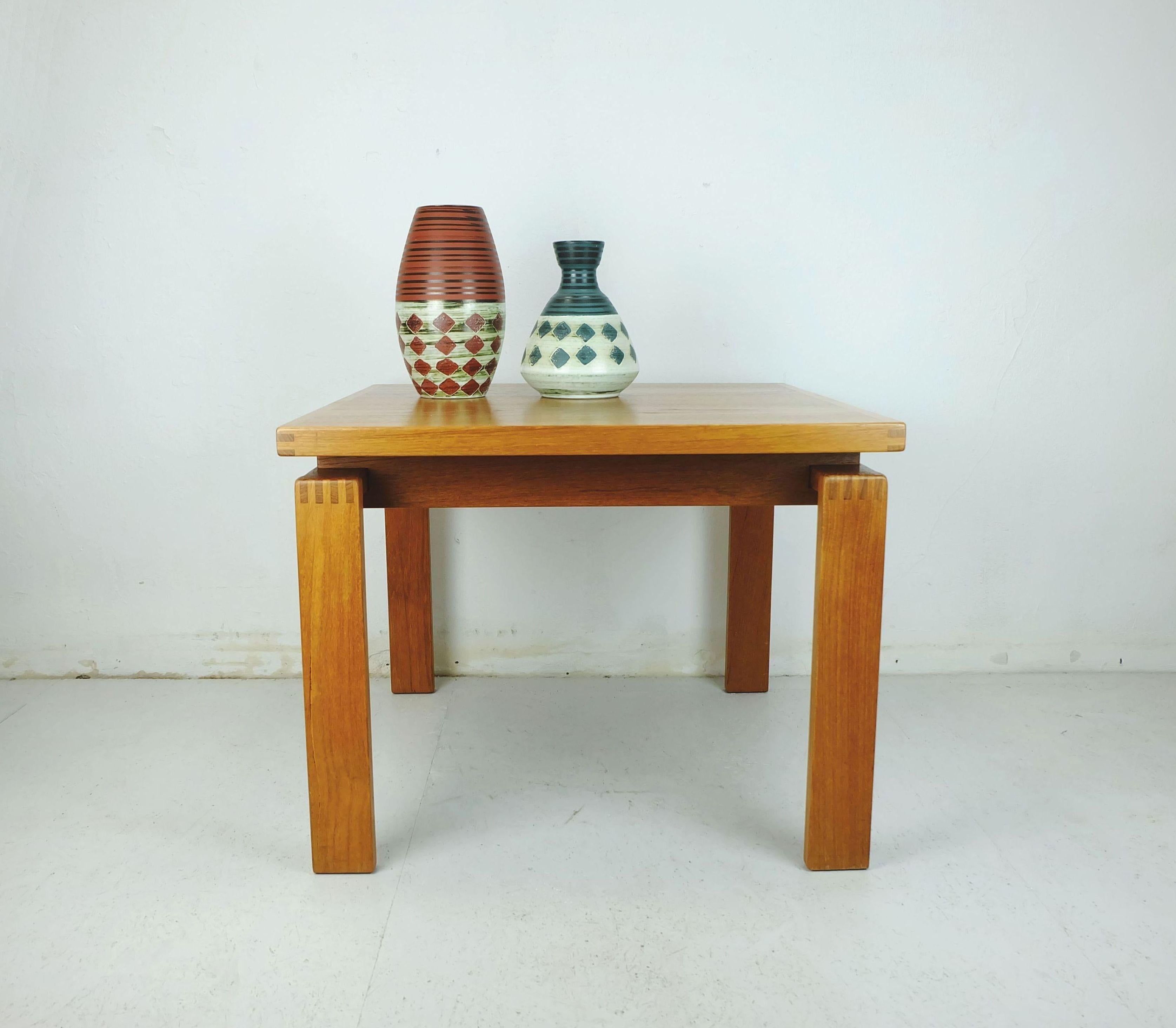 Table d'appoint COFFEE TABLE trioh danoise moderne en teck fabriquée dans les années 1970 en vente 4