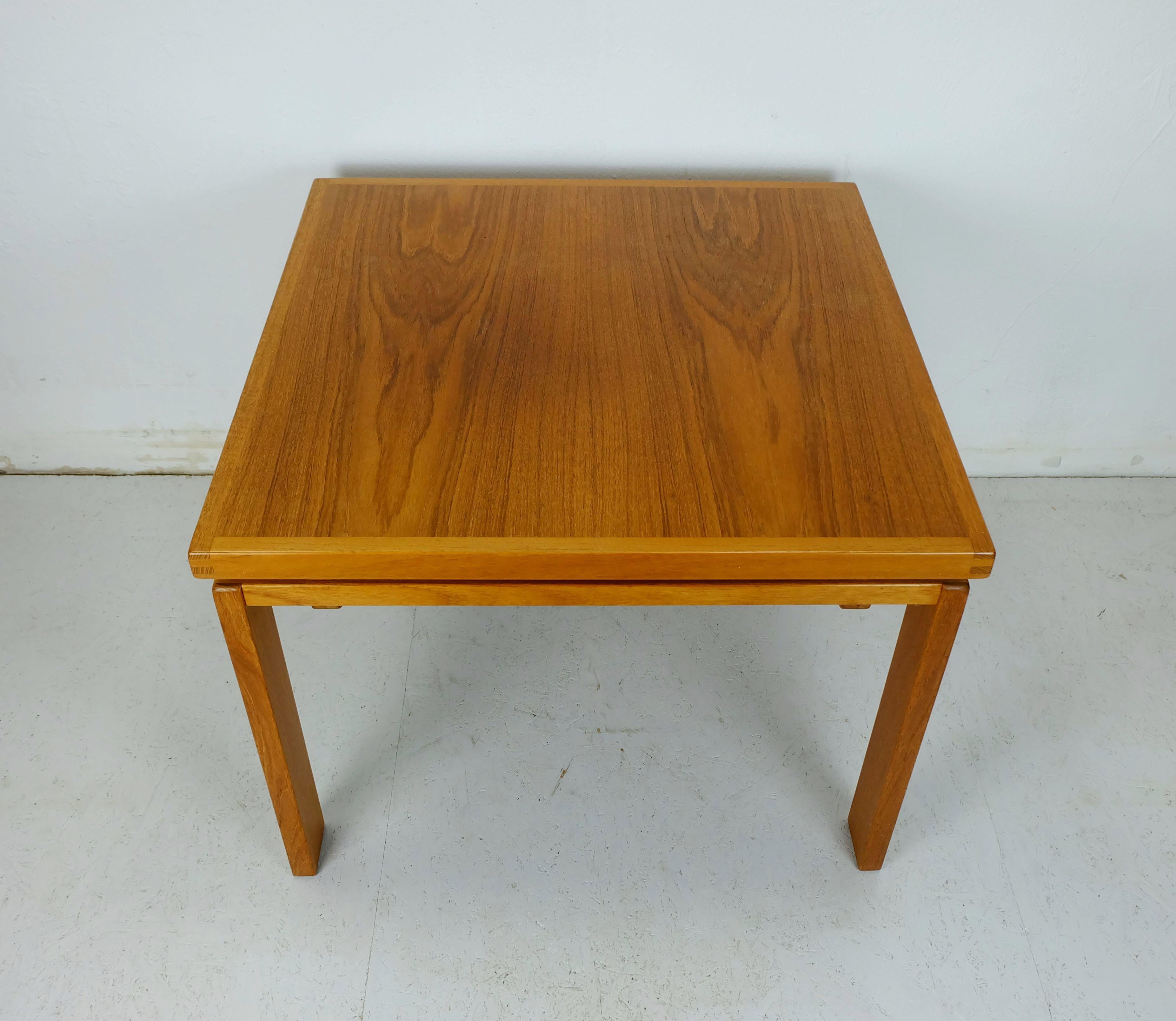 Table basse moderne danoise en teck des années 1970 produite par Trioh. Marqué en bas Trioh Made in Denmark 79. Fabriqué en bois de teck massif et en placage de teck (plateau de table). De beaux détails.

Dimensions : Longueur  25,39