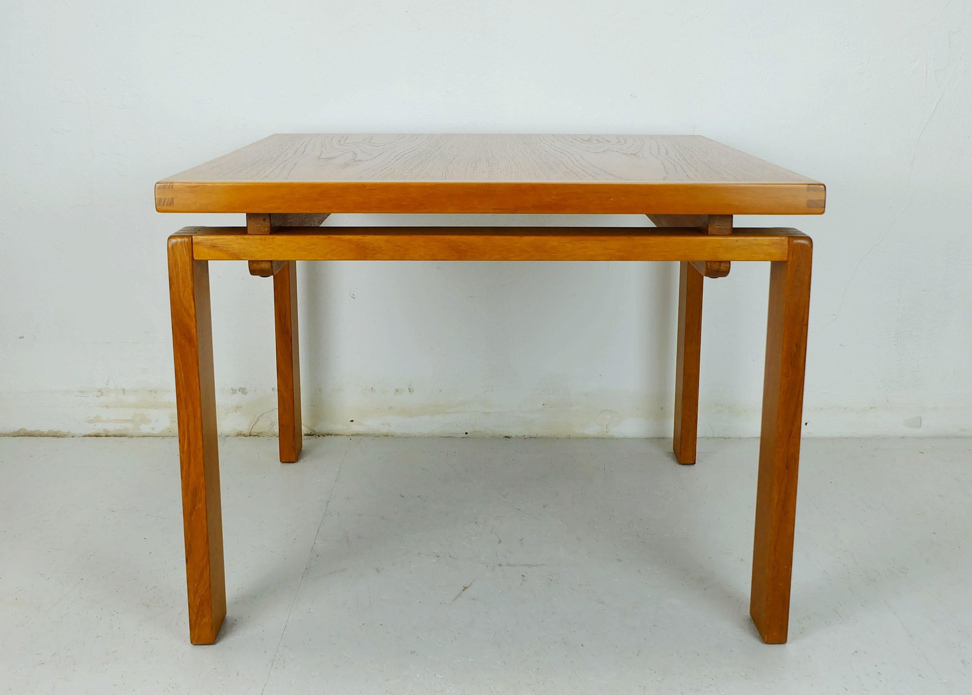 Scandinave moderne Table d'appoint COFFEE TABLE trioh danoise moderne en teck fabriquée dans les années 1970 en vente