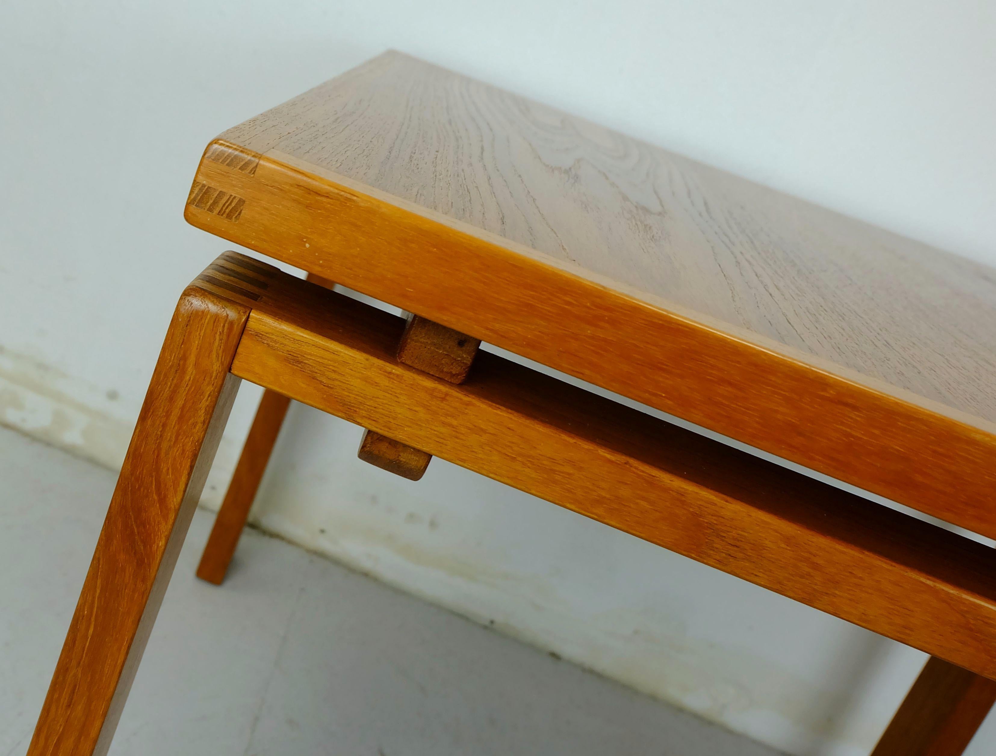 Table d'appoint COFFEE TABLE trioh danoise moderne en teck fabriquée dans les années 1970 Bon état - En vente à Mannheim, DE