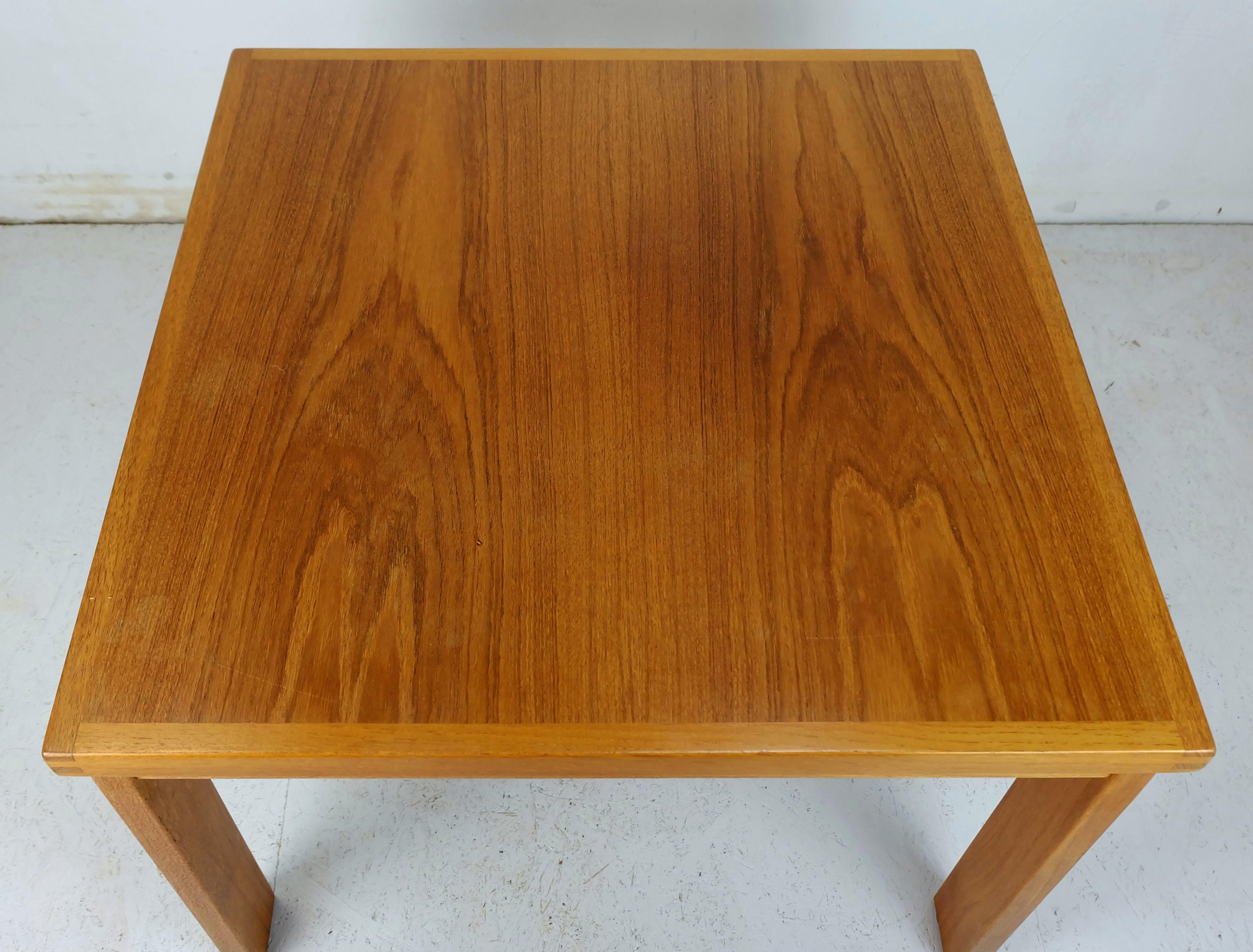 Table d'appoint COFFEE TABLE trioh danoise moderne en teck fabriquée dans les années 1970 en vente 1