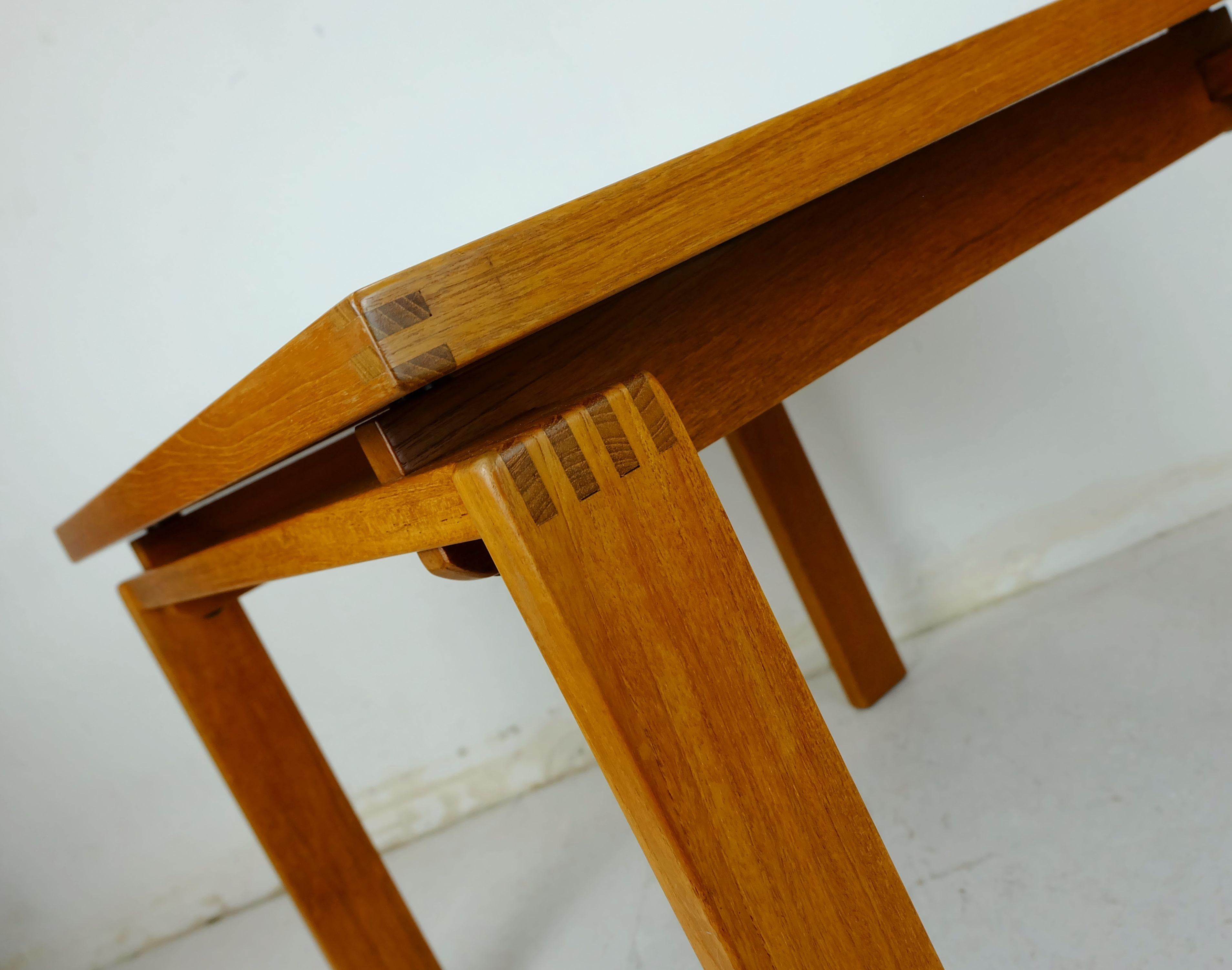 Table d'appoint COFFEE TABLE trioh danoise moderne en teck fabriquée dans les années 1970 en vente 3