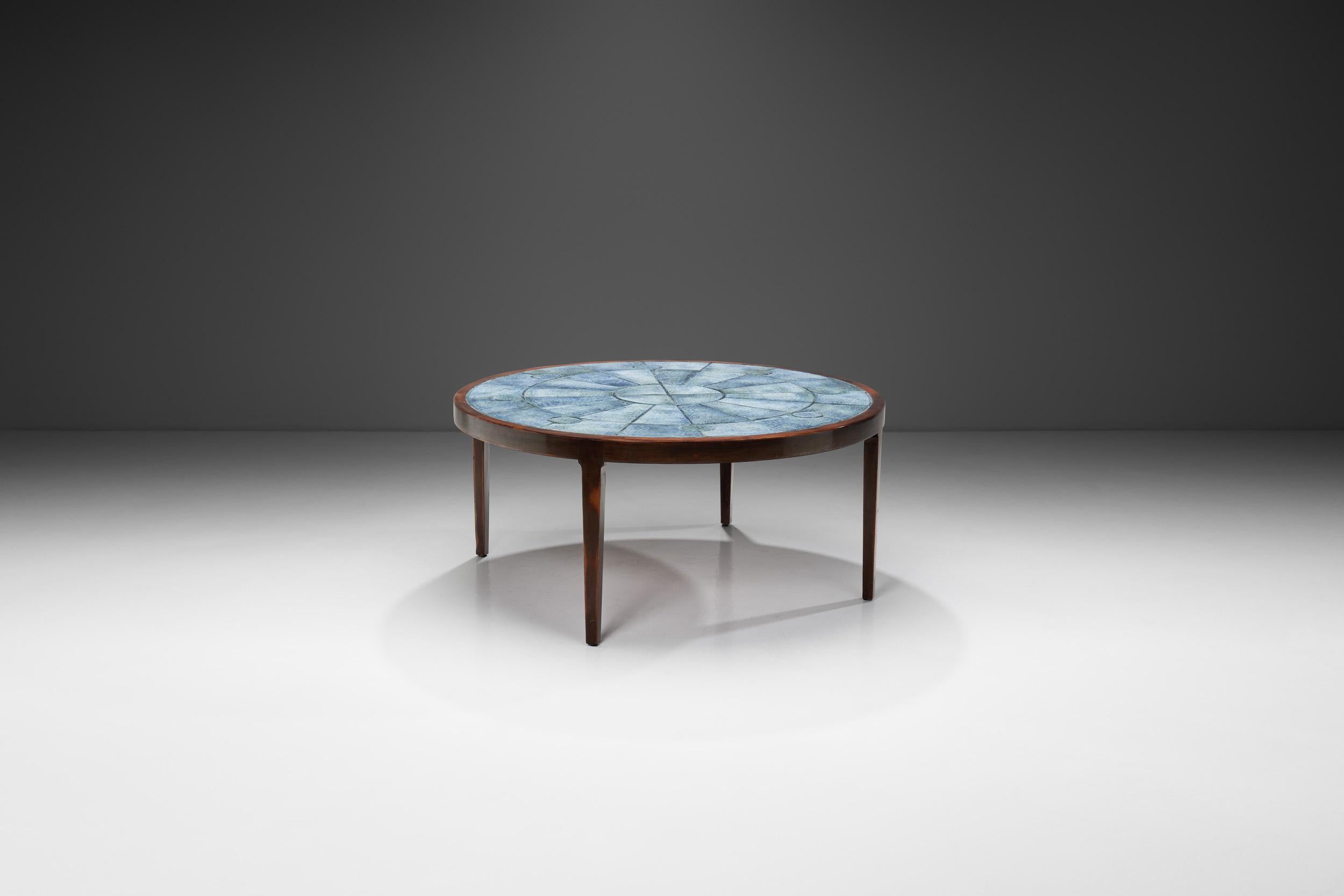 Dans les années 1950, le Danemark était à l'avant-garde du mouvement Mid-Century Modern, qui mettait l'accent sur la simplicité, les formes épurées et les matériaux de haute qualité. Cette période a été profondément influencée par l'idéal