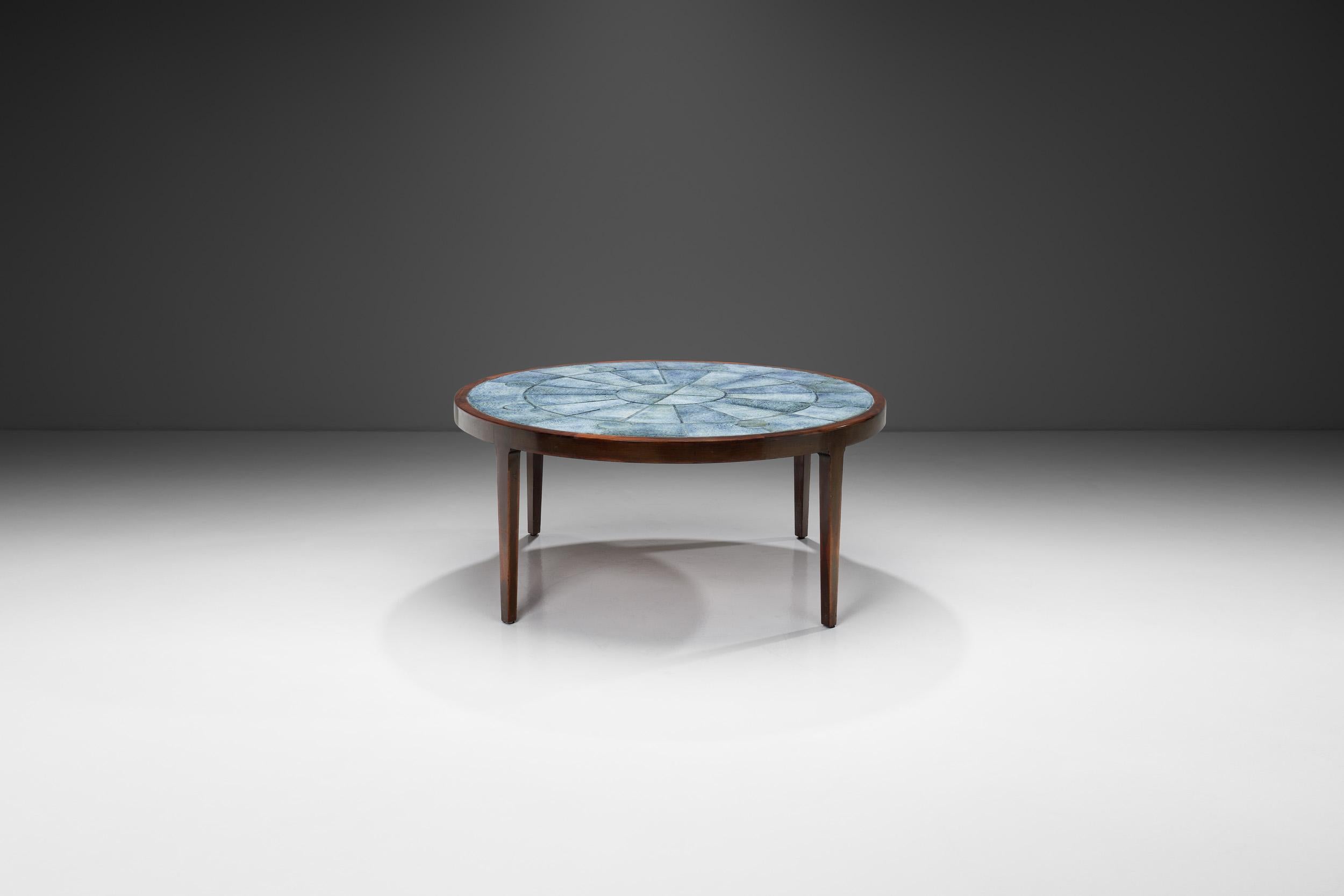 Scandinave moderne Table basse moderne danoise avec carreaux bleus, Danemark années 1950 en vente