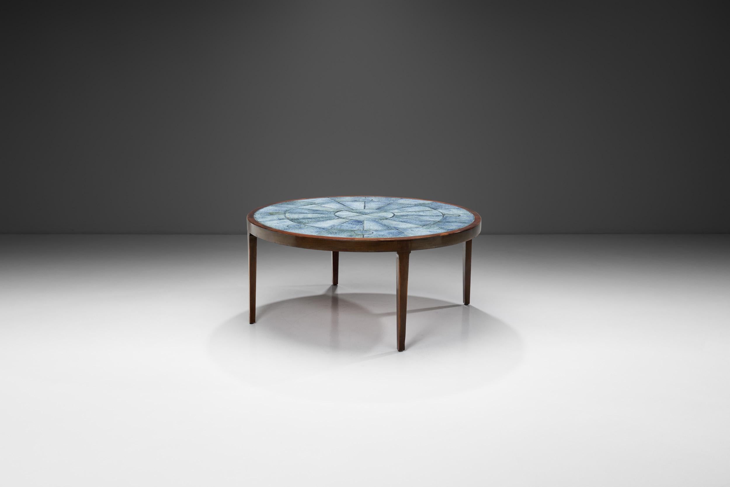 Danois Table basse moderne danoise avec carreaux bleus, Danemark années 1950 en vente