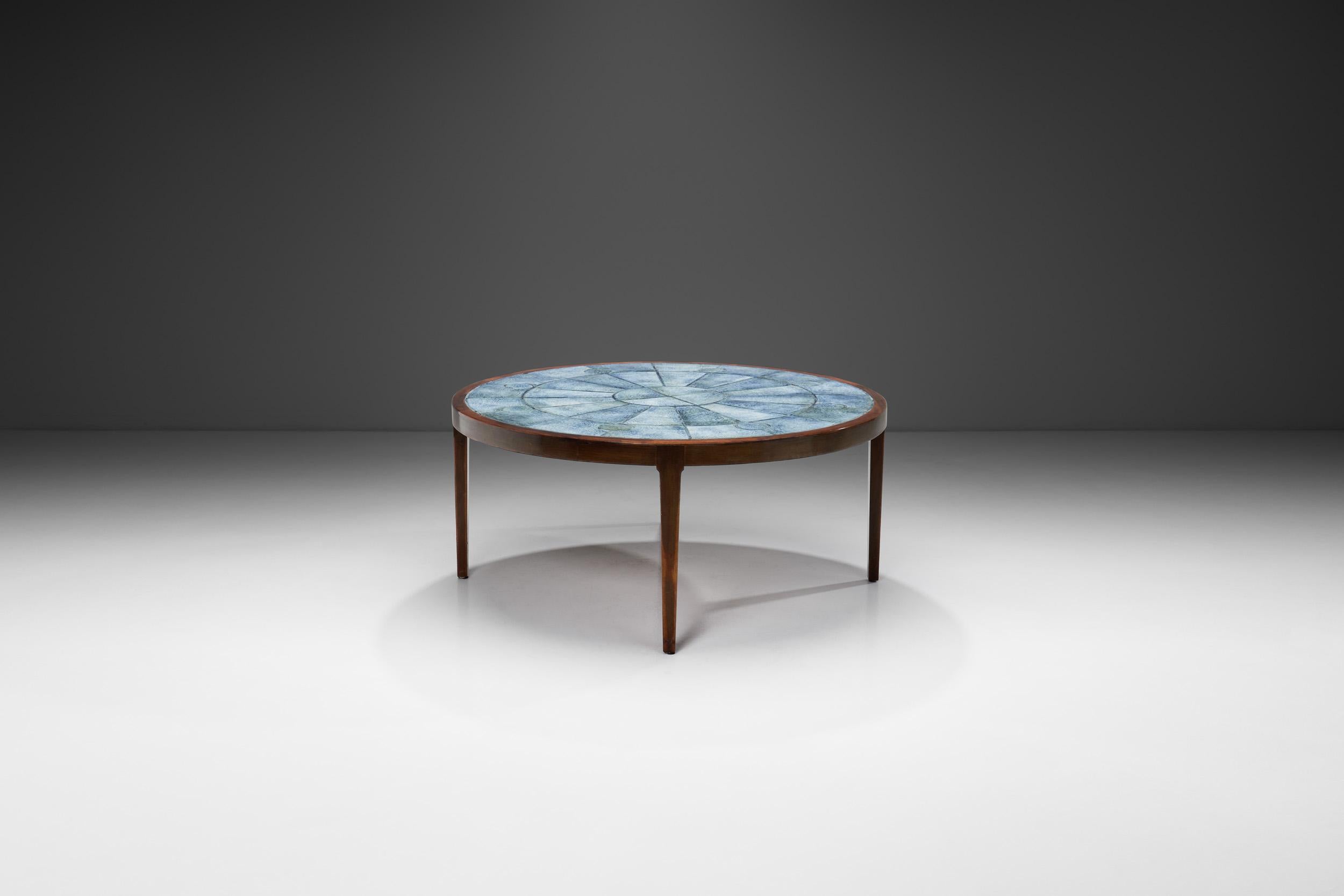 Table basse moderne danoise avec carreaux bleus, Danemark années 1950 Bon état - En vente à Utrecht, NL