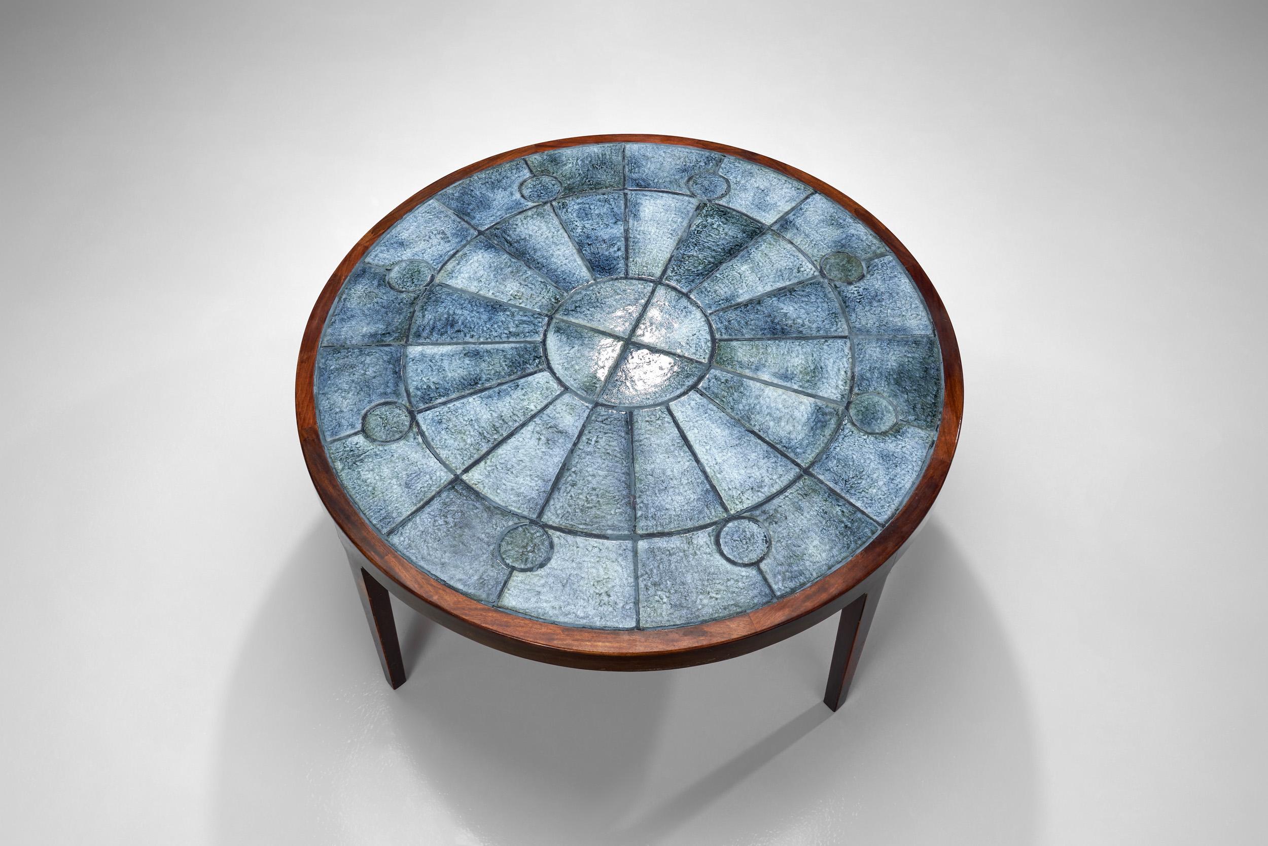 Milieu du XXe siècle Table basse moderne danoise avec carreaux bleus, Danemark années 1950 en vente