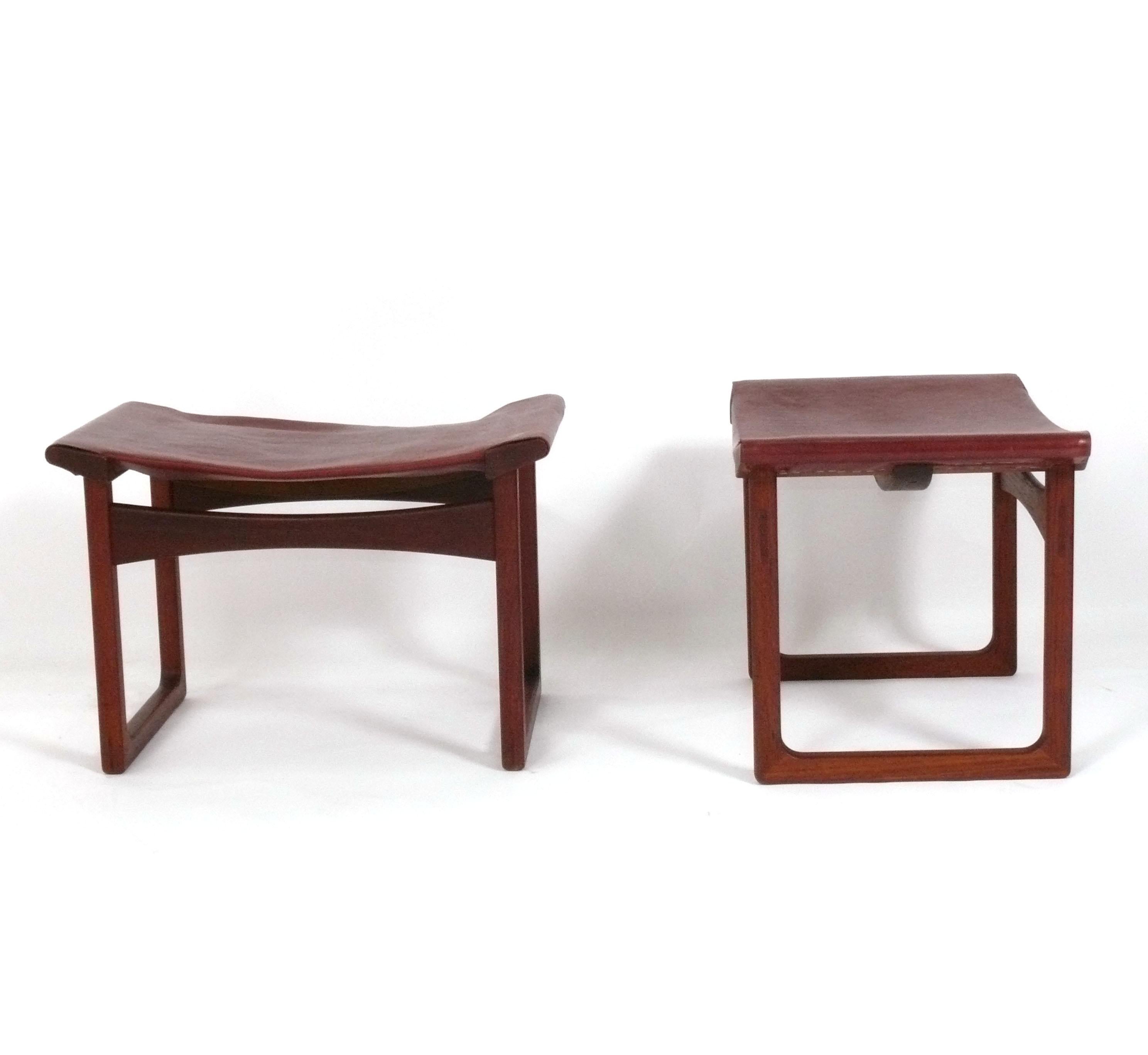 Mid-Century Modern Tabourets danois modernes en cuir cognac et teck de Larsen et Madsen en vente