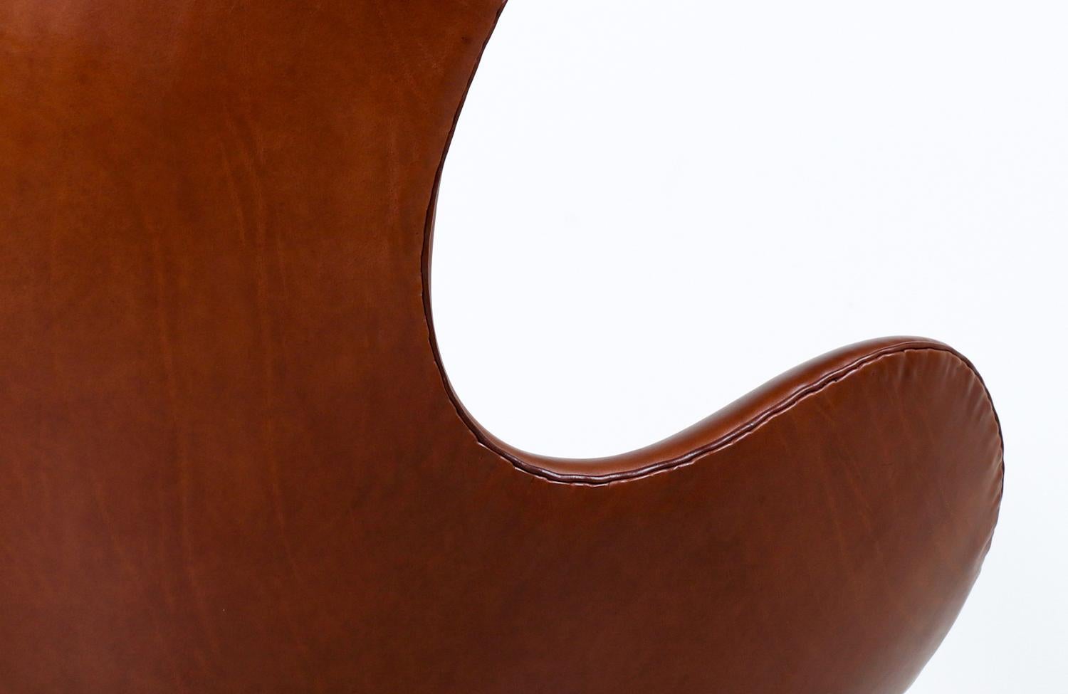 Chaise œuf danoise moderne en cuir cognac restaurée de manière experte par Arne Jacobsen en vente 2