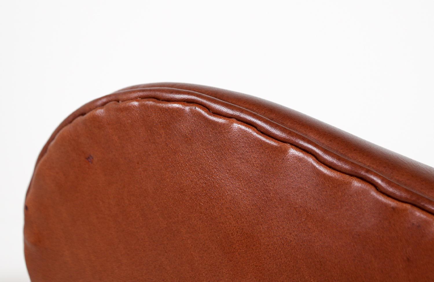 Chaise œuf danoise moderne en cuir cognac restaurée de manière experte par Arne Jacobsen en vente 3