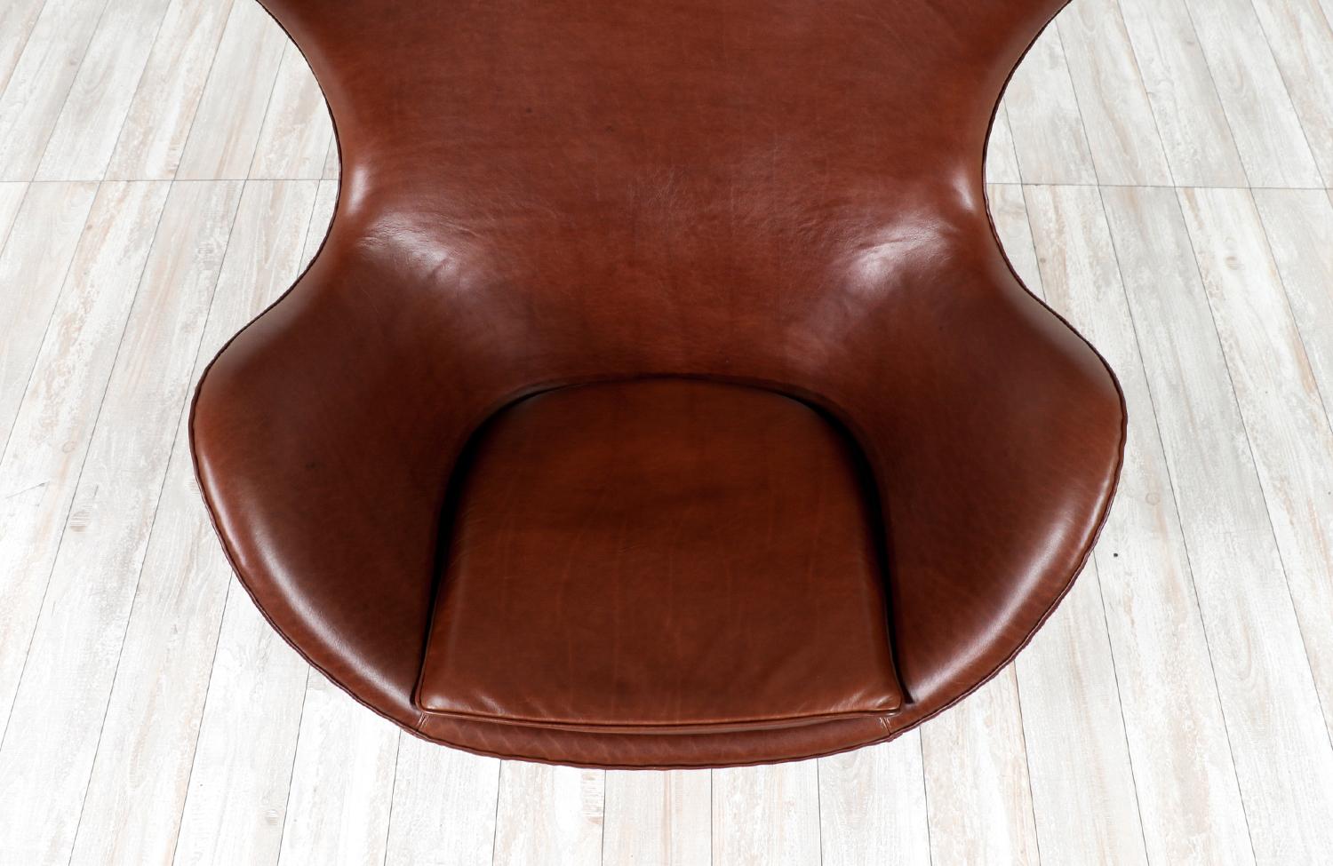 Chaise œuf danoise moderne en cuir cognac restaurée de manière experte par Arne Jacobsen en vente 5