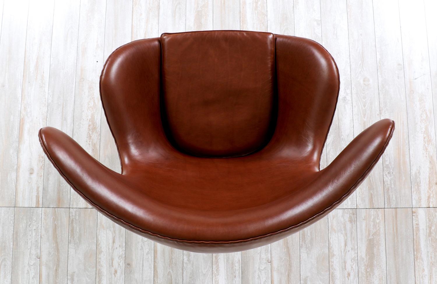 Chaise œuf danoise moderne en cuir cognac restaurée de manière experte par Arne Jacobsen en vente 6