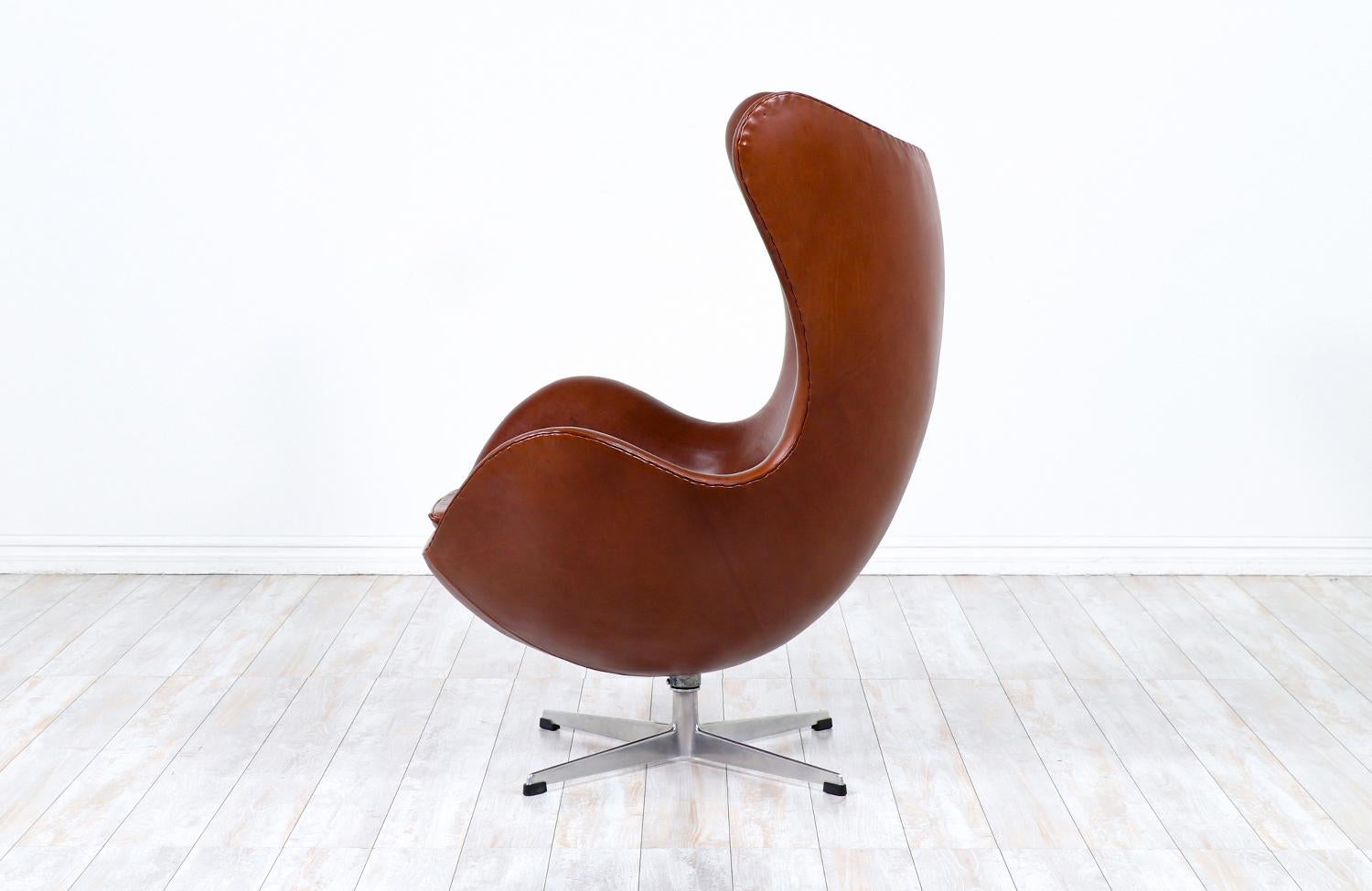 Mid-Century Modern Chaise œuf danoise moderne en cuir cognac restaurée de manière experte par Arne Jacobsen en vente
