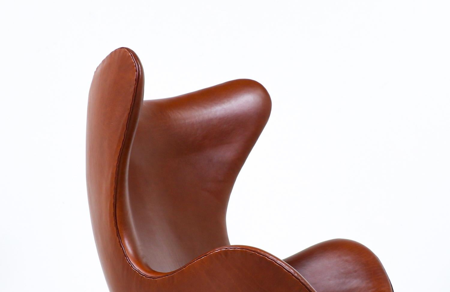Milieu du XXe siècle Chaise œuf danoise moderne en cuir cognac restaurée de manière experte par Arne Jacobsen en vente