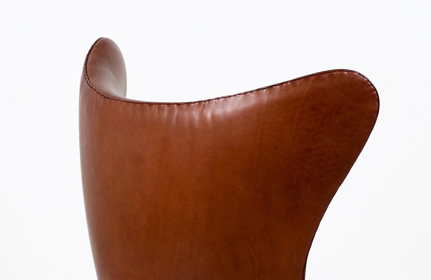 Chaise œuf danoise moderne en cuir cognac restaurée de manière experte par Arne Jacobsen en vente 1