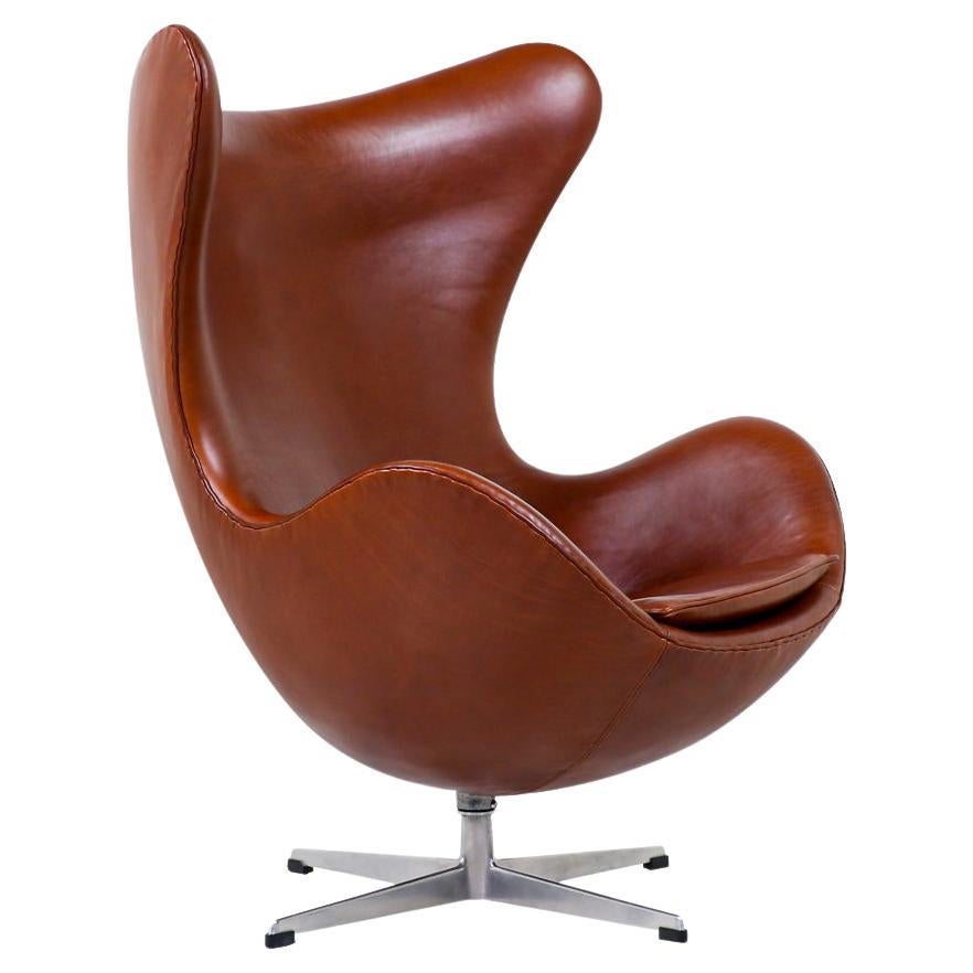 Fachmännisch restaurierter dänischer moderner Cognacfarbener Eierstuhl aus Leder von Arne Jacobsen