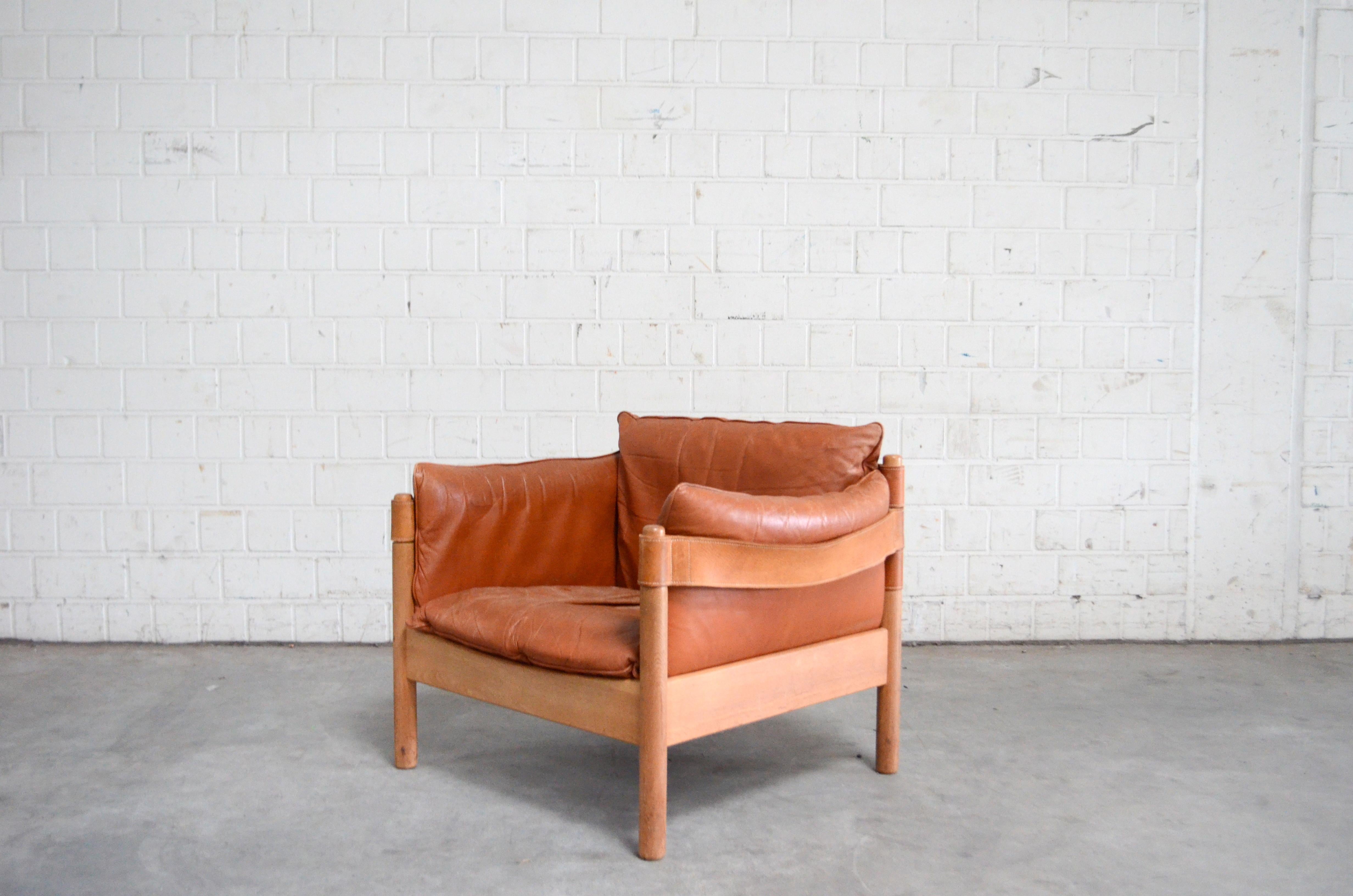 Danish armchair with cognac saddle leather.
Oak frame and cushions.
This design is made with vegetal leather straps.
Producer is unknown.
