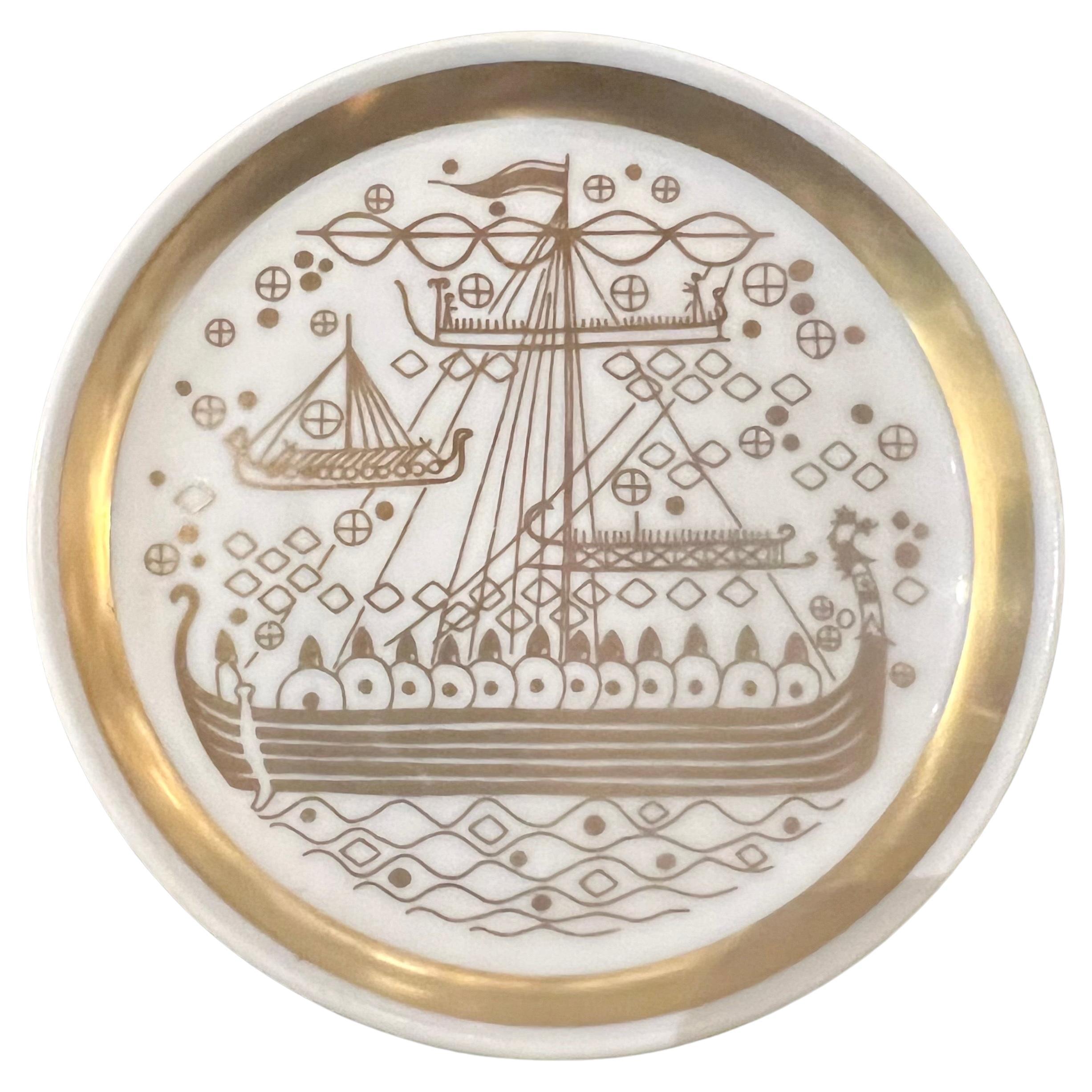 Belle petite assiette décorative en porcelaine à la feuille d'or, beau bateau viking circa 1950's pas d'éclats ou de fissures.