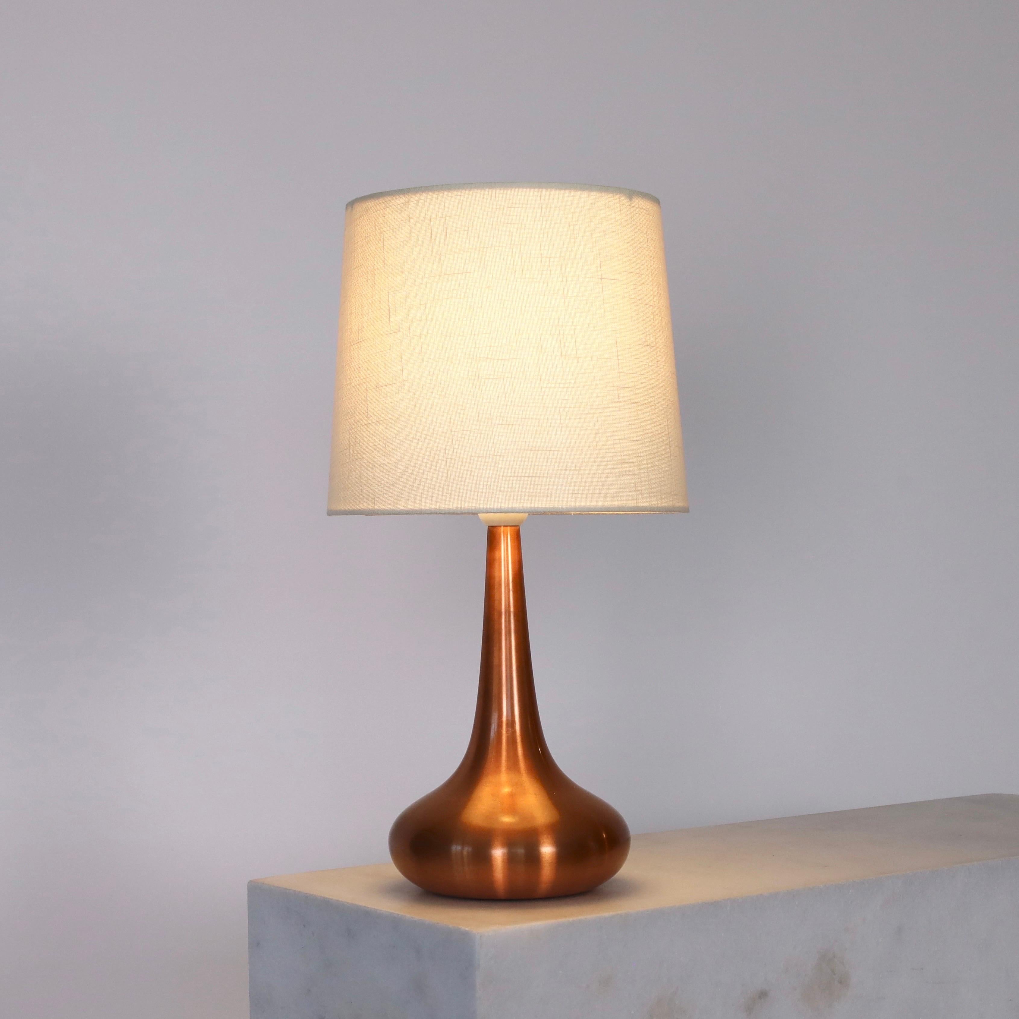 Lampada da tavolo in rame disegnata da Jo Hammerborg per Fog & Mørup negli anni '60. Un pezzo squisito per una casa bellissima.

* Lampada da scrivania in rame con paralume bianco
* Designer: Jo Hammerborg
* Model: Orient
* Produttore: Fog & Mørup