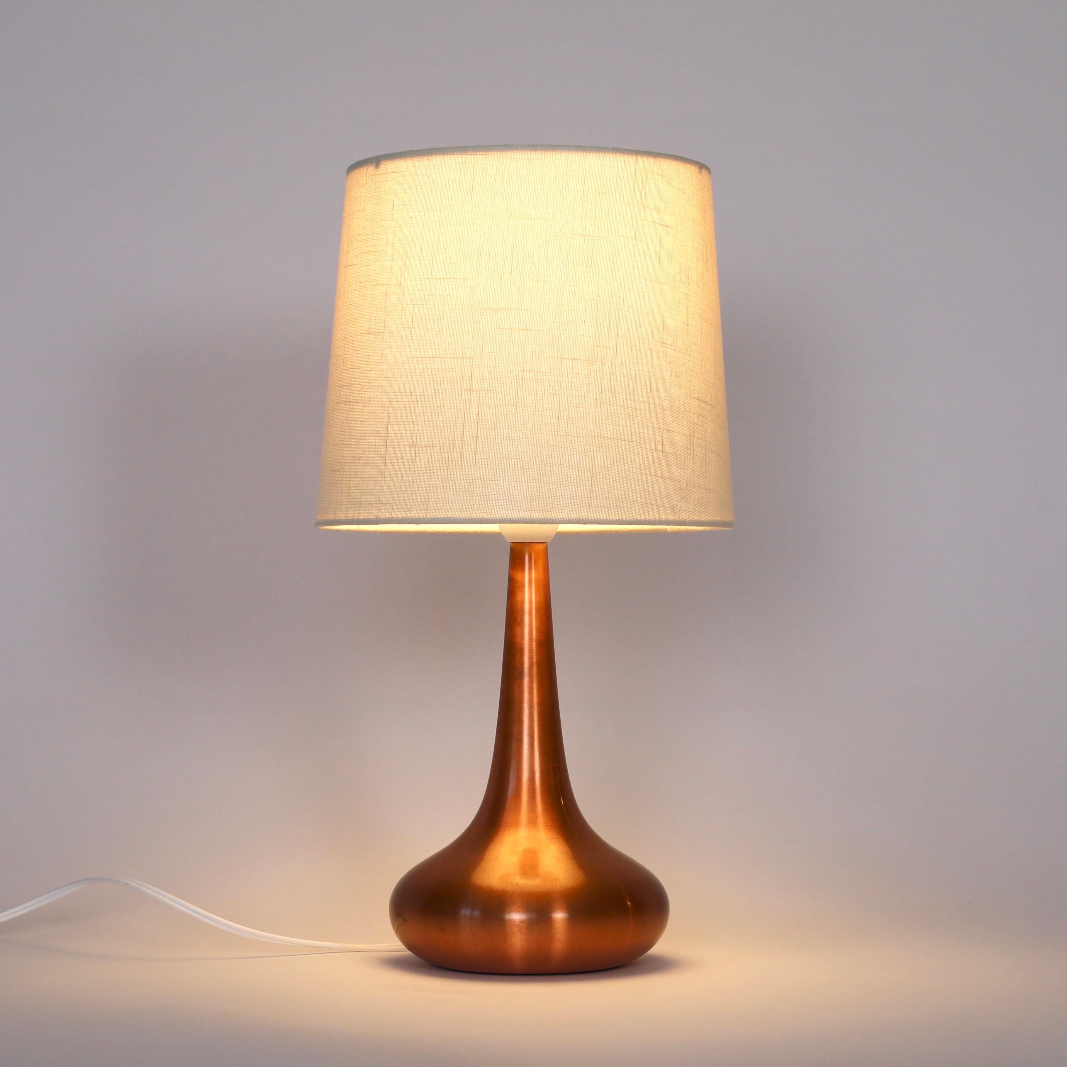 Metà XX secolo Lampada da tavolo moderna danese in rame di Jo Hammerborg, anni '60, Danimarca in vendita
